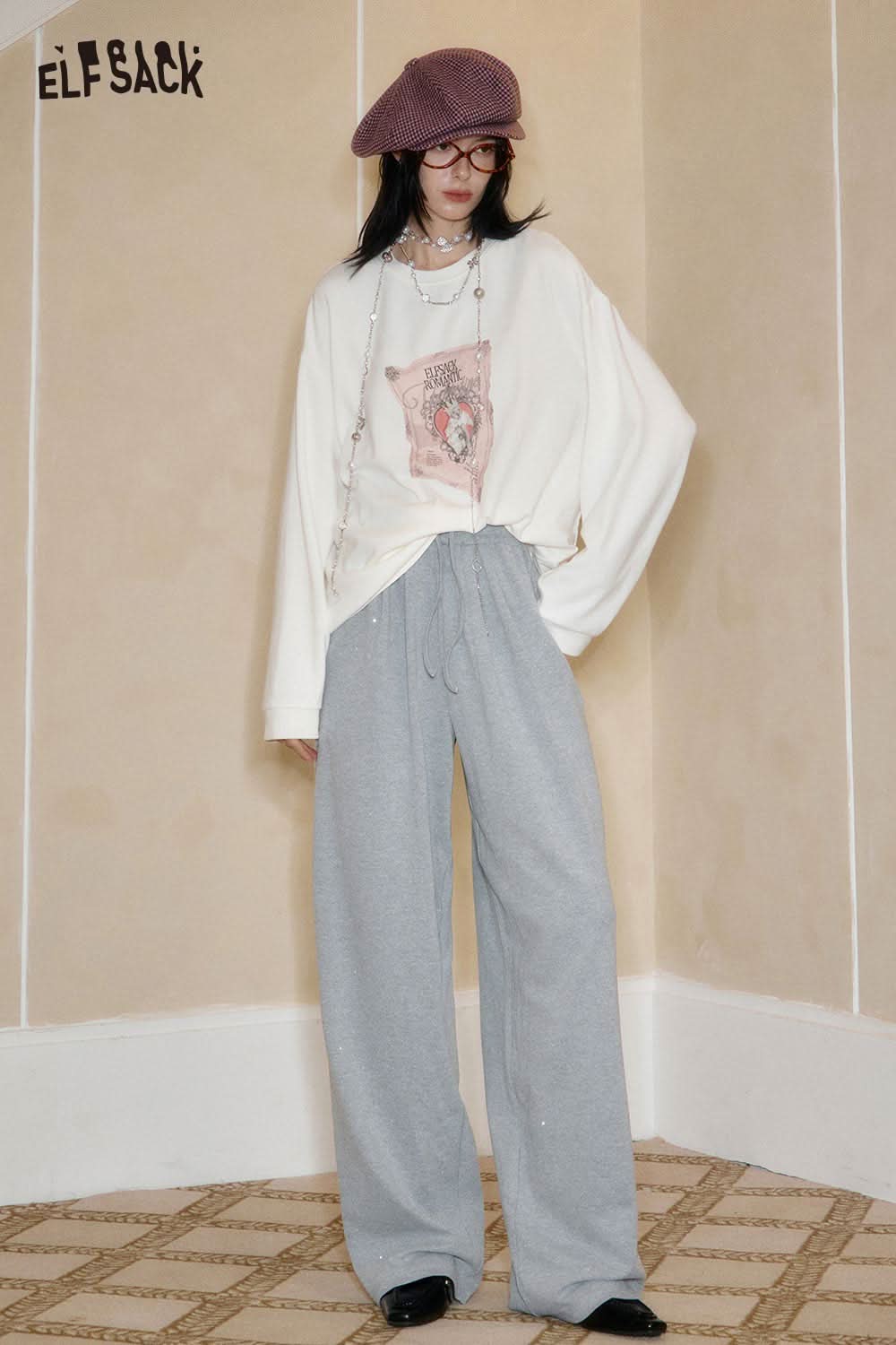 ELFSACK stylish polyester crinkle sweatpants for women paired with a casual top and accessories