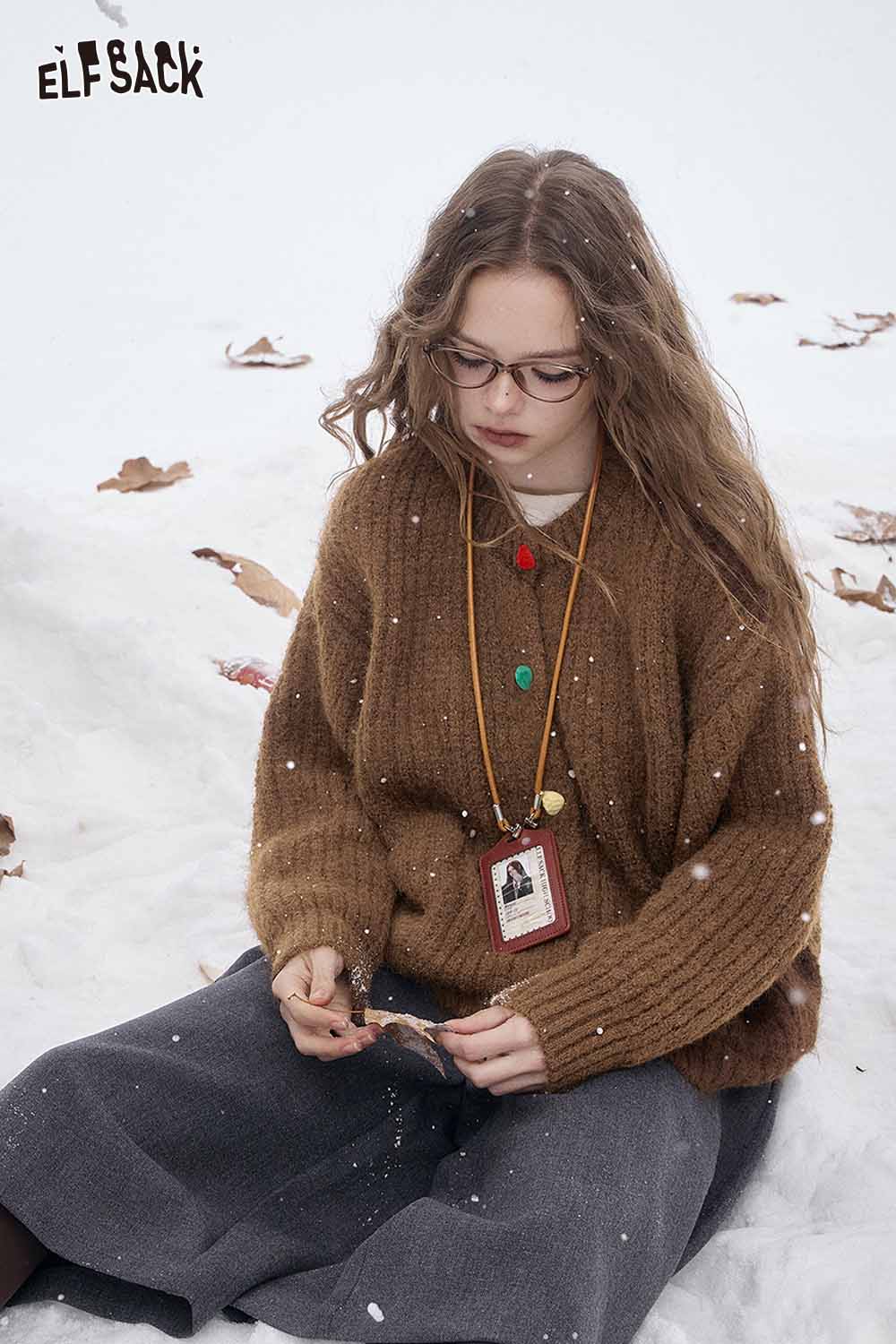 ELFSACK preppy round neck sweater in brown, cozy knit style perfect for chilly weather and layered outfits