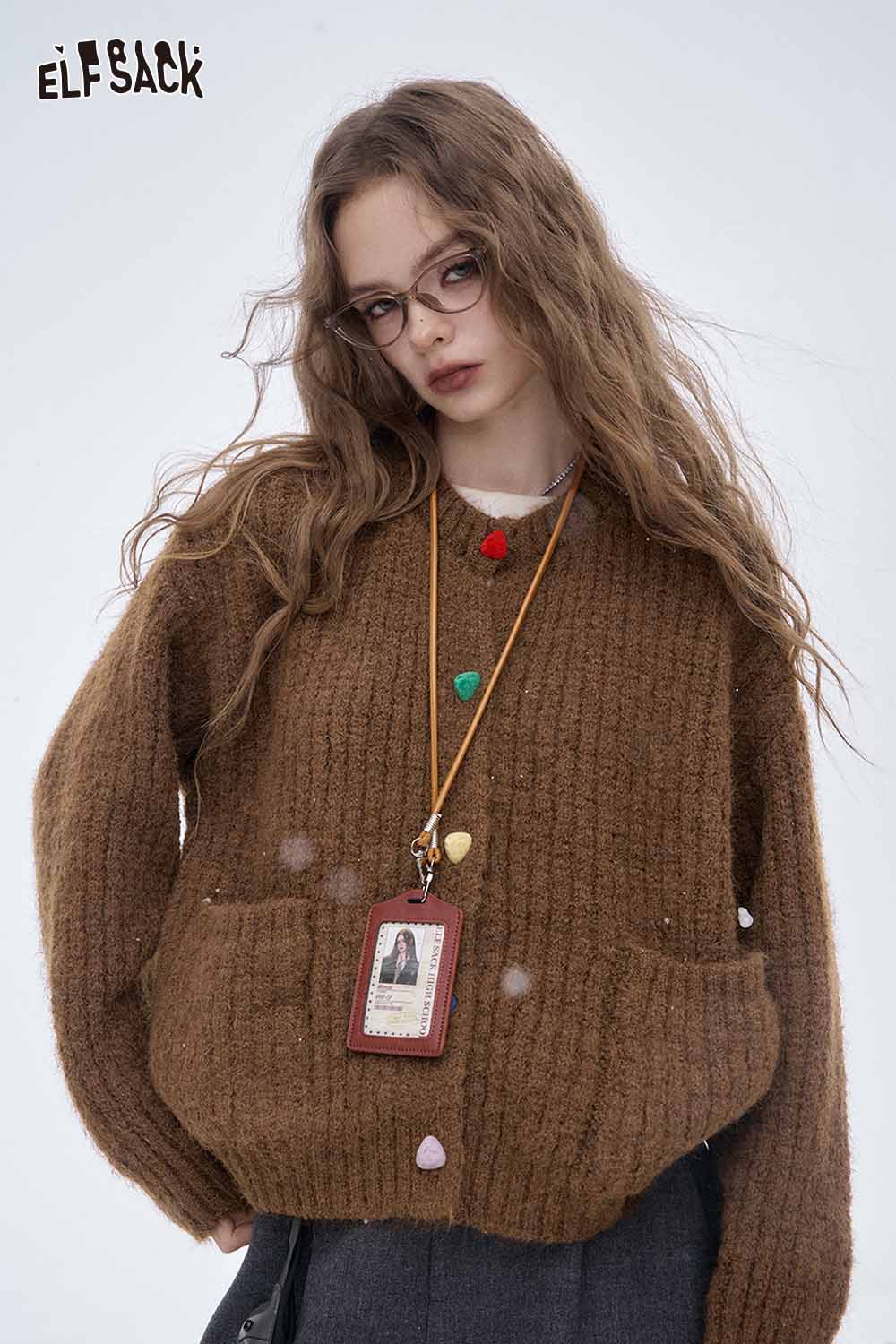 ELFSACK preppy round neck sweater in brown with colorful buttons and front pockets for a cozy style