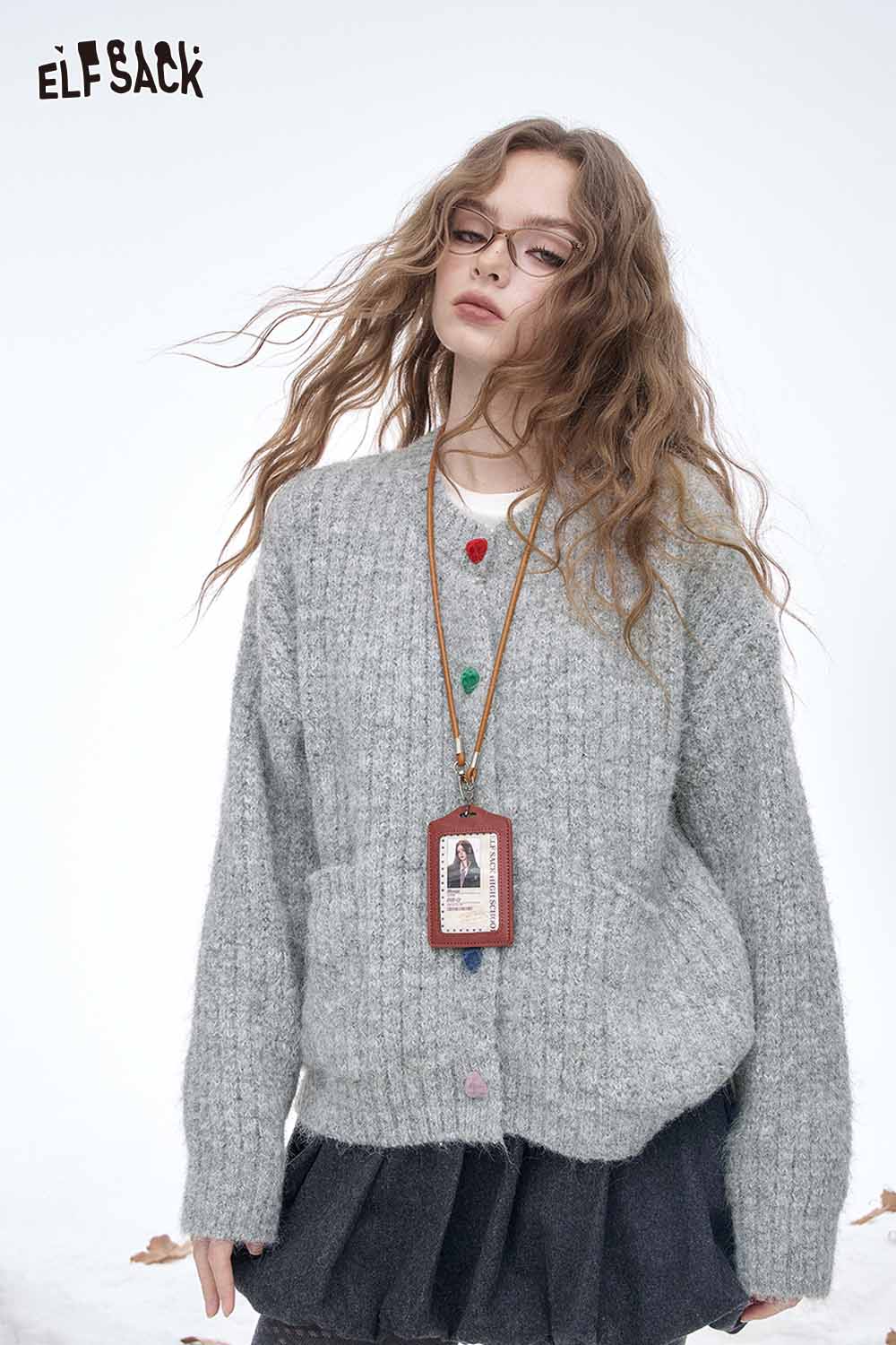 ELFSACK preppy round neck sweater in gray with a cozy ribbed texture and colorful buttons