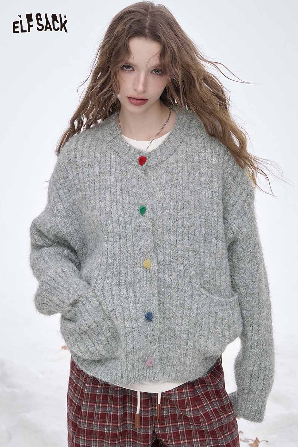 ELFSACK preppy round neck sweater in gray with colorful buttons and pockets for a cozy style