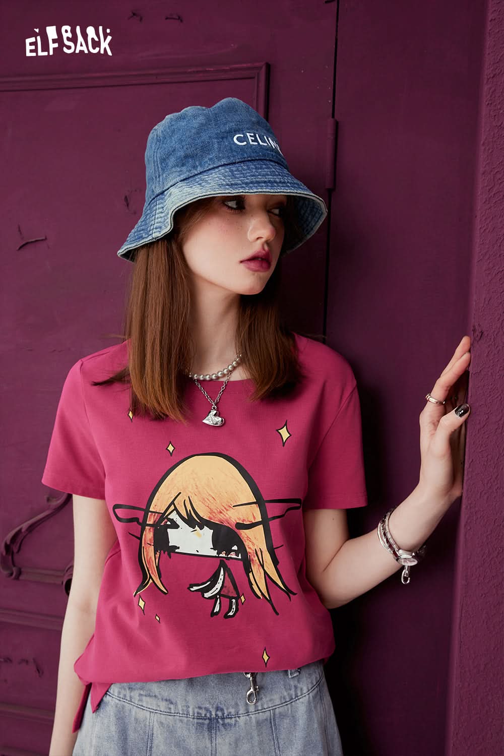 ELFSACK Punk Style pink graphic T-shirt with cartoon design worn with denim bucket hat