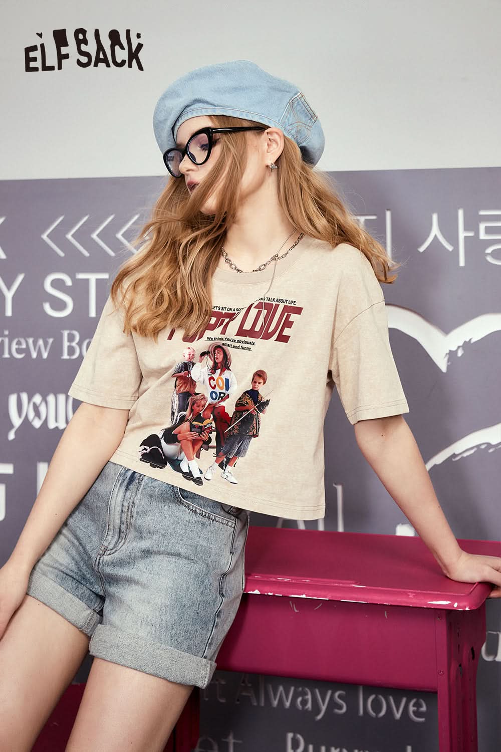 ELFSACK beige retro graphic t-shirt worn with denim shorts and blue beret hat