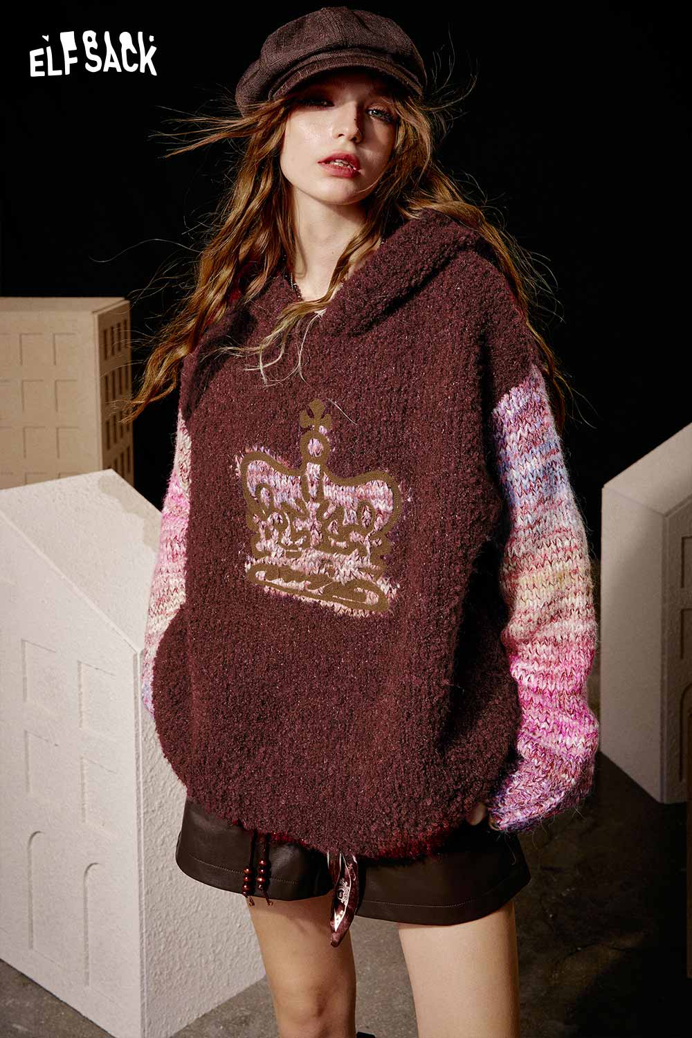 ELFSACK soft crown graphic sweater in brown with colorful sleeves for a trendy winter look