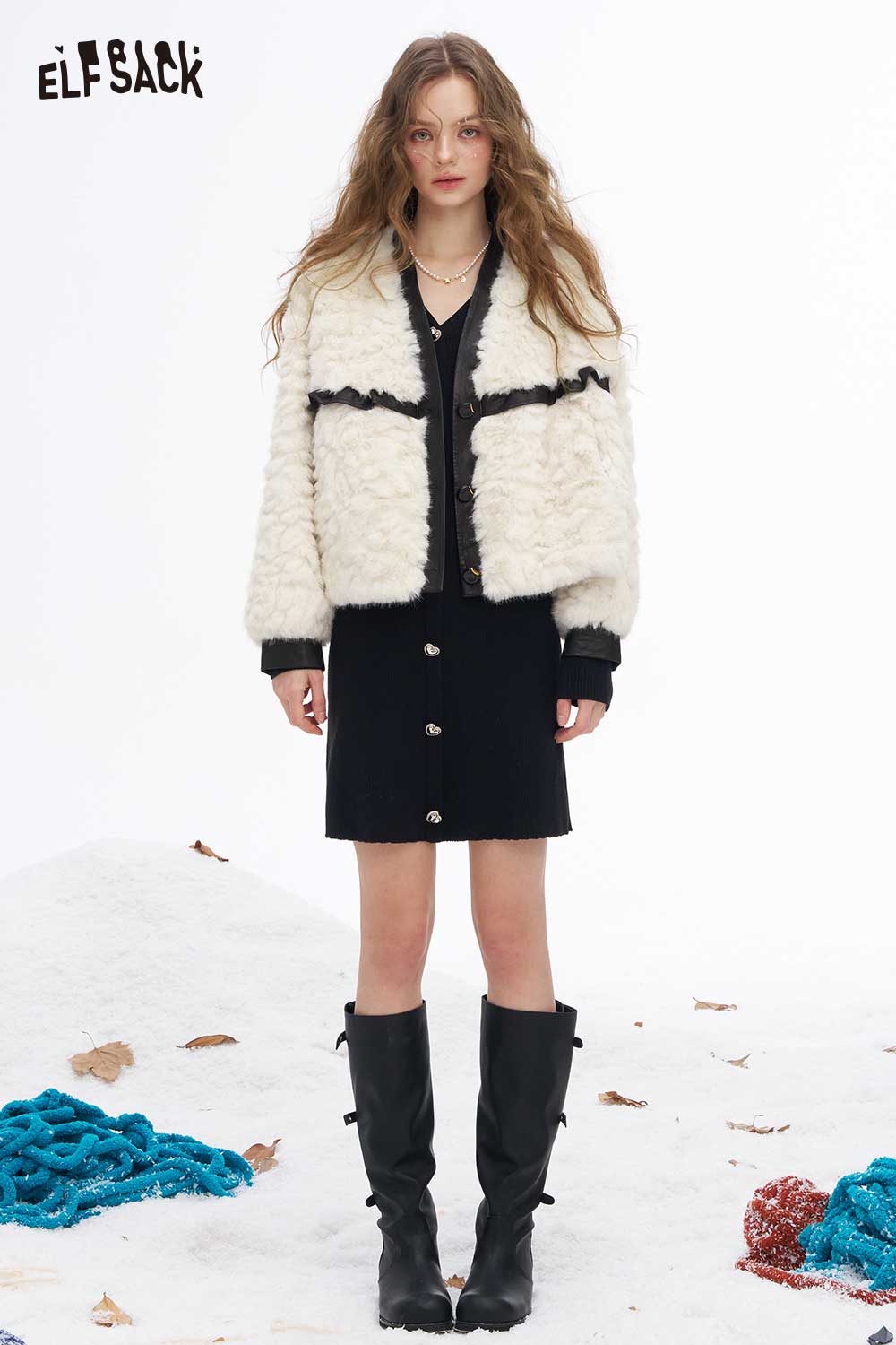 ELFSACK soft minimalist short coat for women in cream with stylish black accents, perfect for winter layering