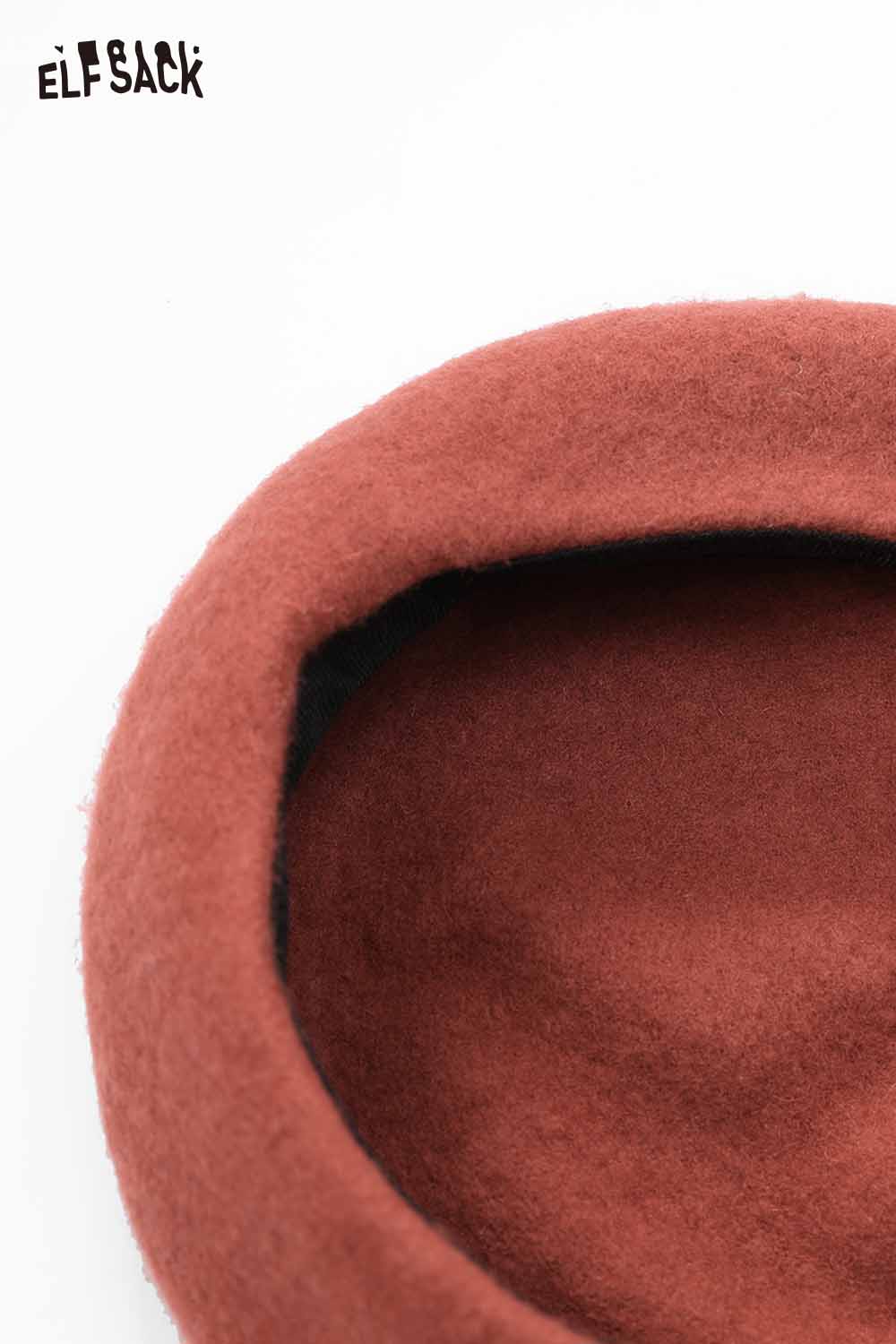 Soft pumpkin beanie for women in cozy fabric with a warm design ideal for fall fashion