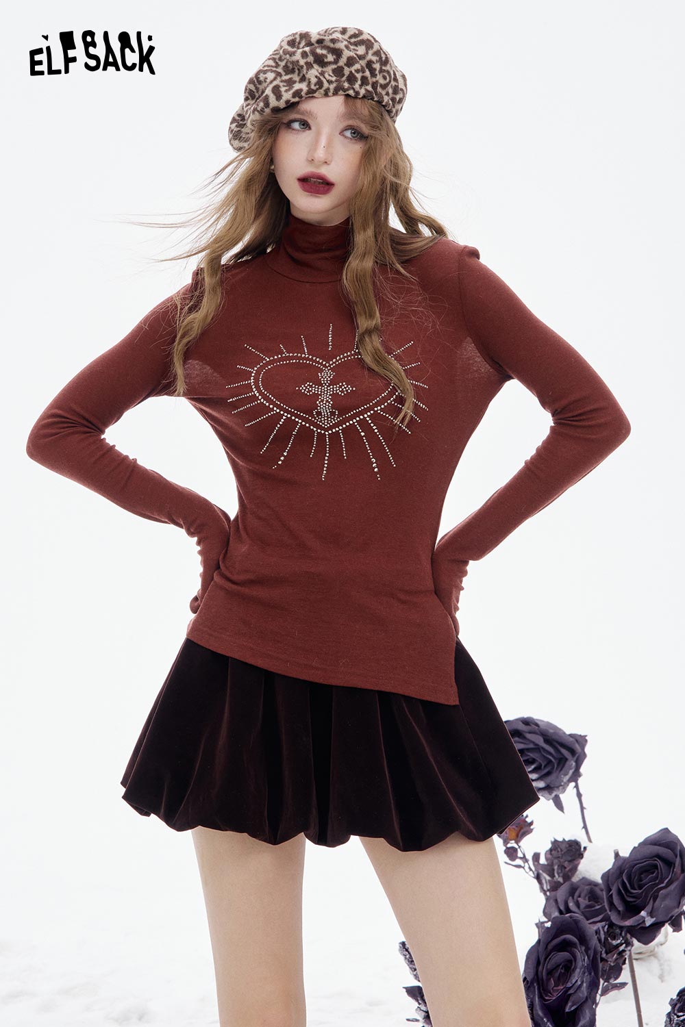 ELFSACK Soft Slimming High Neck T-shirt in Rust with Sparkling Heart Design for a Trendy Look