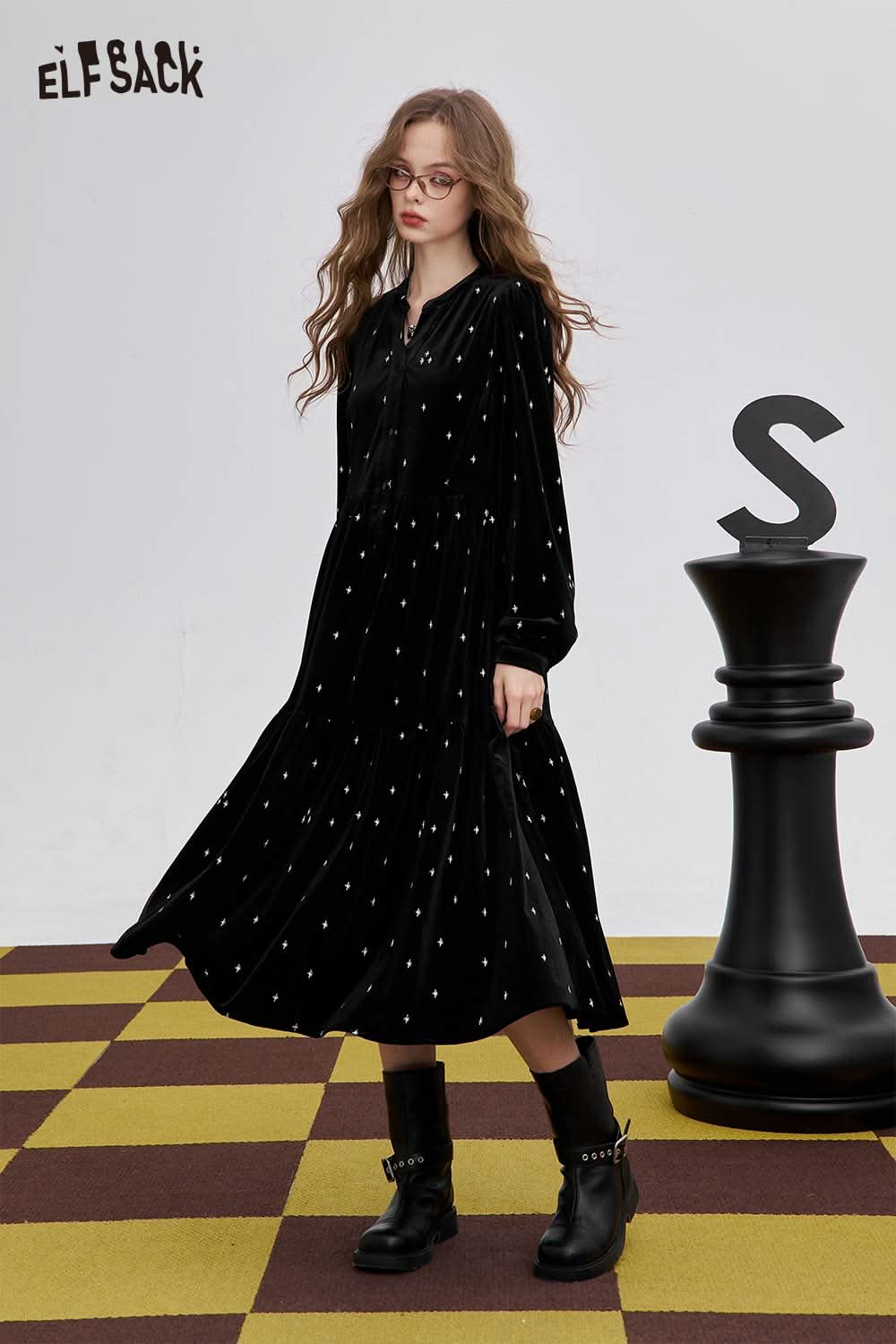ELFSACK soft star graphic formal long dress in black with a flowy silhouette and elegant design