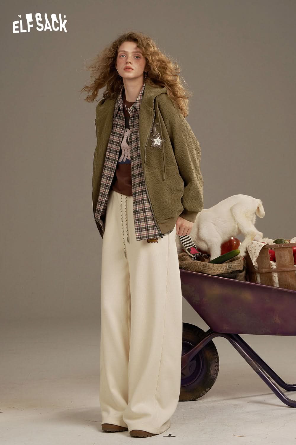 ELFSACK soft star hooded jacket for women in olive green paired with a stylish outfit