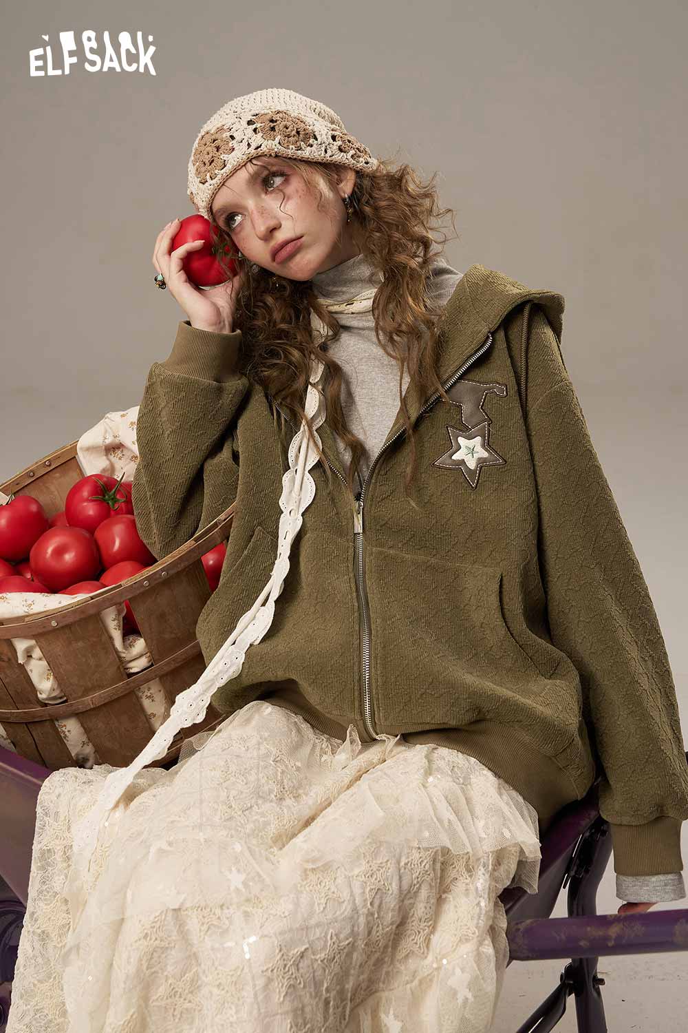 ELFSACK soft star hooded jacket for women in olive green, styled with a casual outfit and vintage accessories