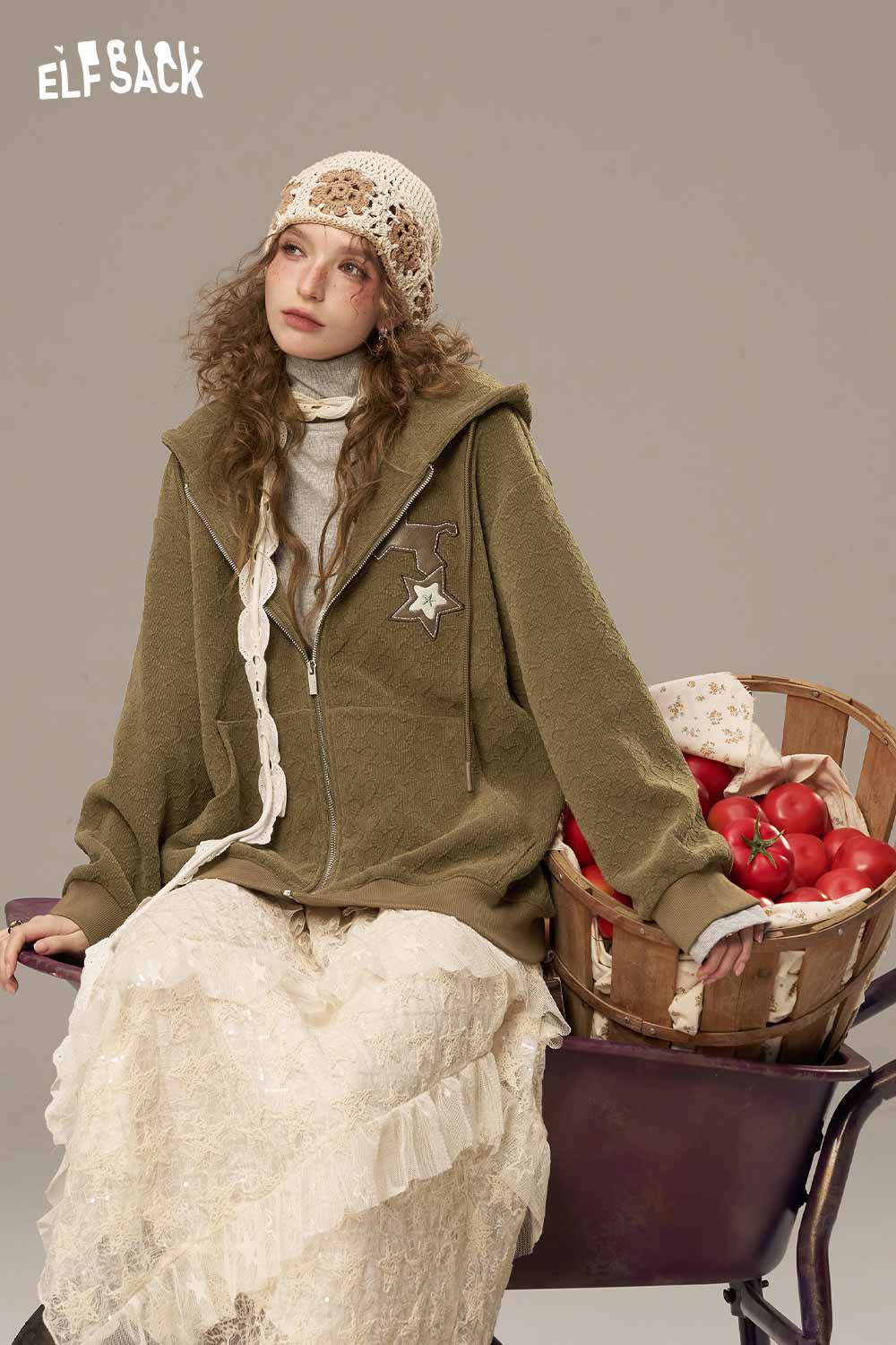 ELFSACK soft star hooded jacket for women in olive green, featuring star embellishments and a cozy design