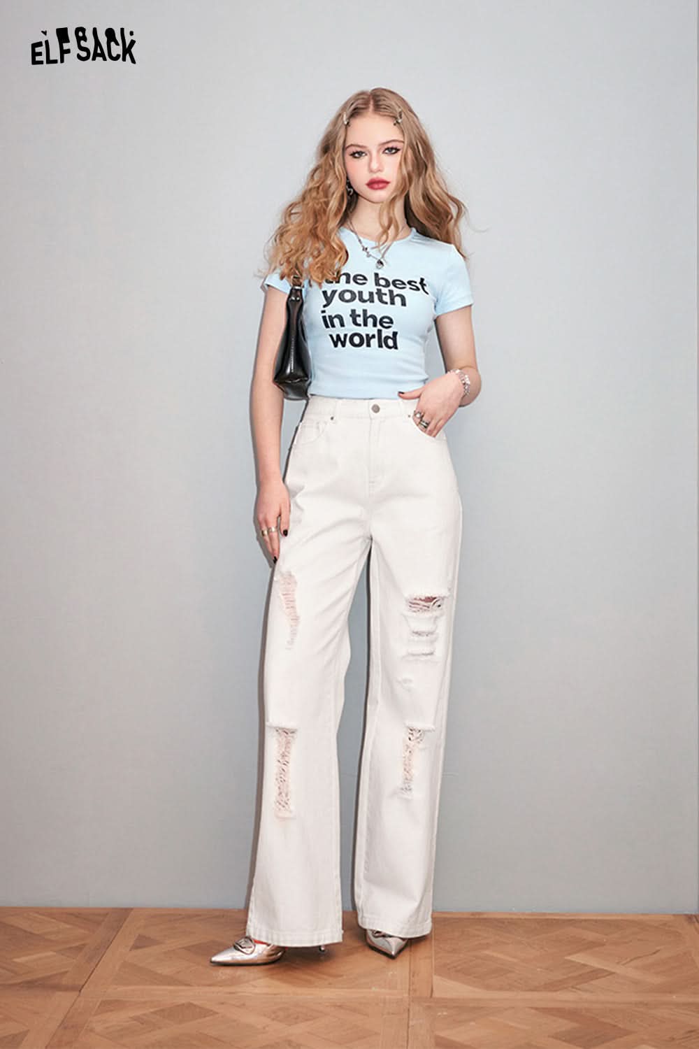 ELFSACK light blue Y2K Letter Print T-shirt with short sleeves worn with white distressed jeans