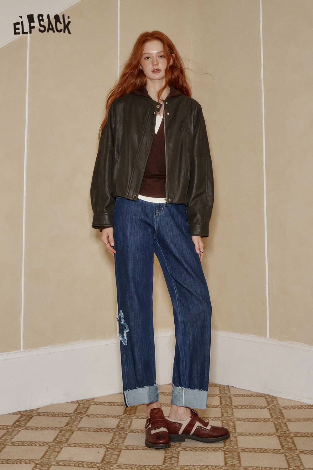 ELFSACK star stitch denim pants women with a relaxed fit and cuffed hem, perfect for casual styling