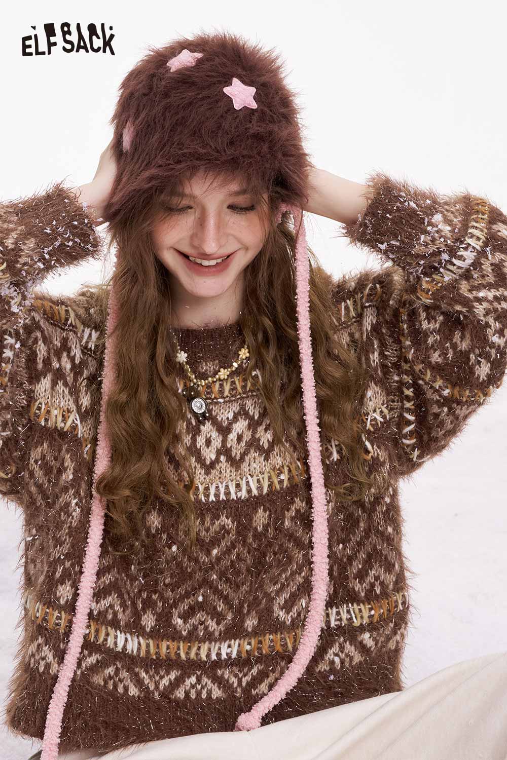 Trendy cropped glitter sweater by ELFSACK in warm tones for a stylish and cozy look