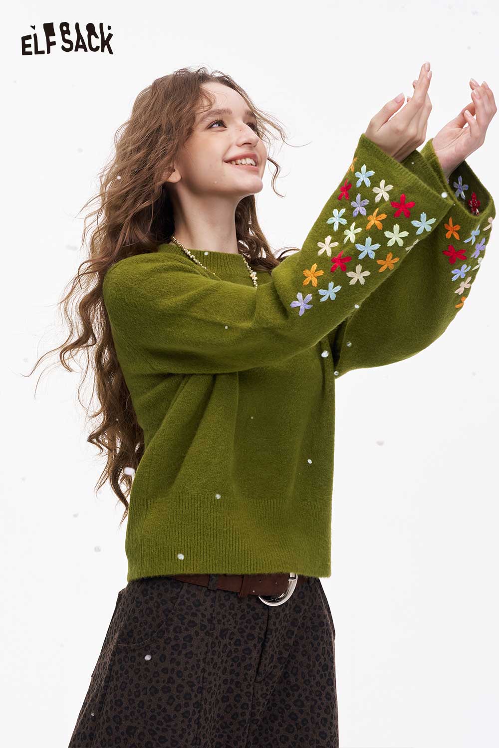 ELFSACK cropped floral sleeve sweater in green with colorful flower embroidery on sleeves