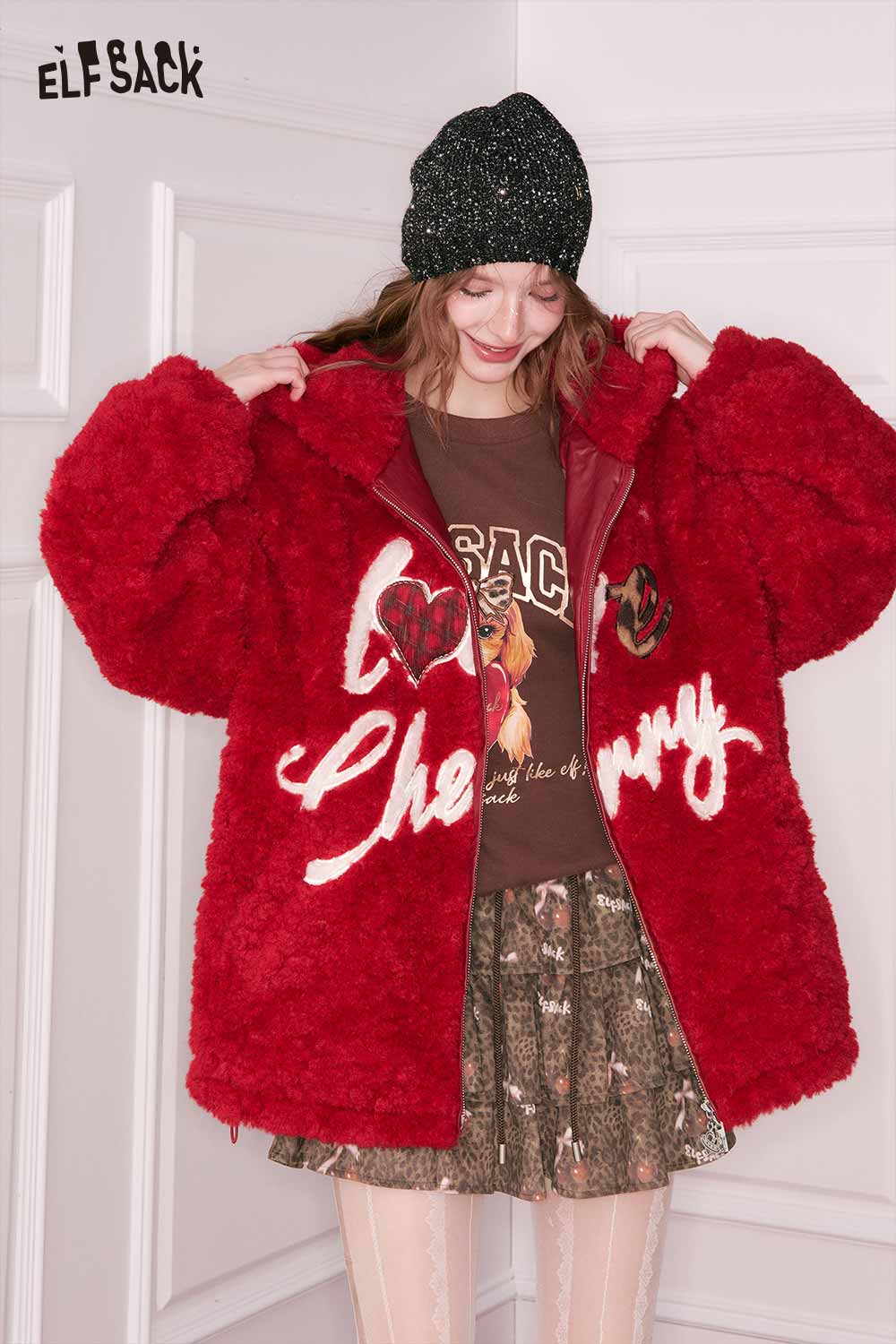 ELFSACK leopard print pleated skirt paired with a red fluffy coat for a stylish winter look