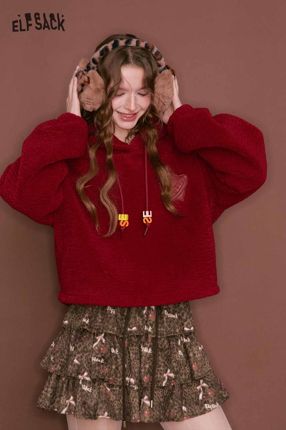 ELFSACK leopard print pleated skirt paired with a cozy red hoodie for a stylish look