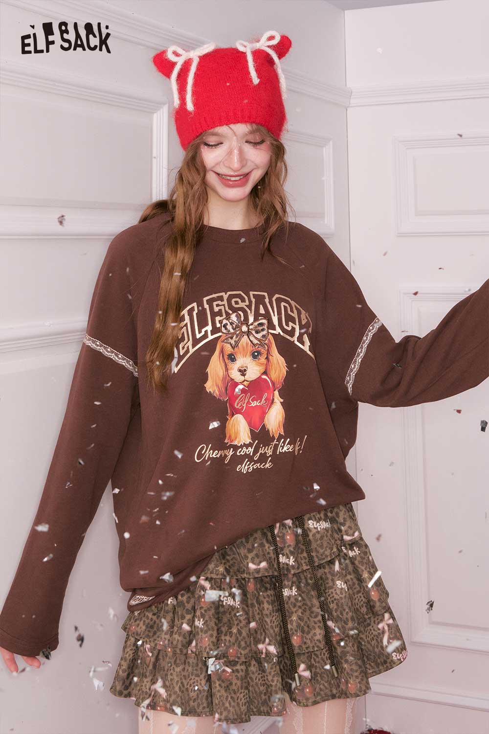 ELFSACK leopard print pleated skirt paired with a fun graphic sweatshirt for a trendy casual look