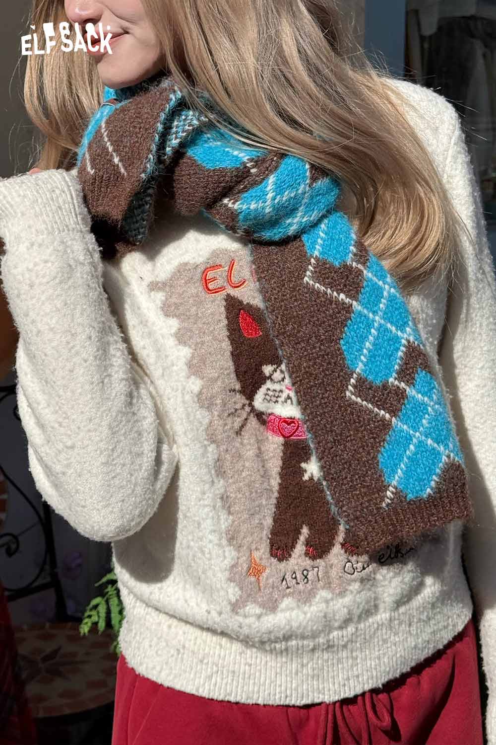 ELFSACK minimalist diamond pattern scarf featuring a cozy design in blue and brown shades