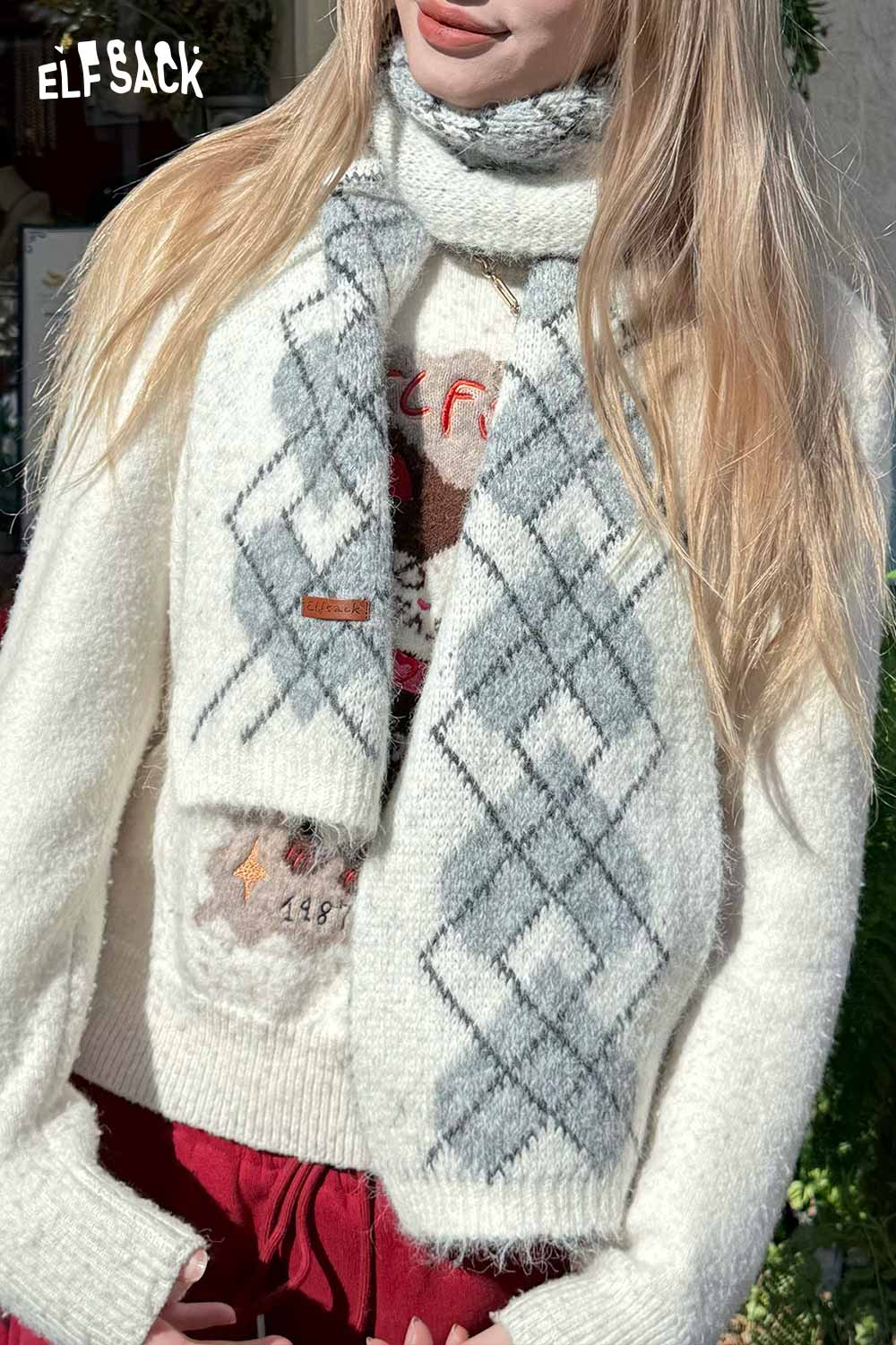 ELFSACK minimalist diamond pattern scarf in soft white and gray, perfect for stylish winter outfits