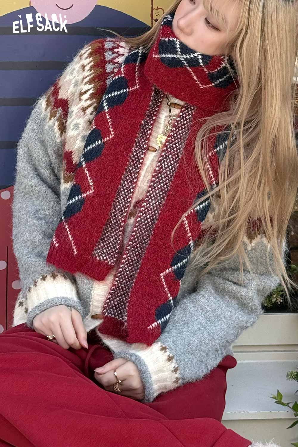 Cozy ELFSACK minimalist diamond pattern scarf styled with a soft sweater for a chic winter look