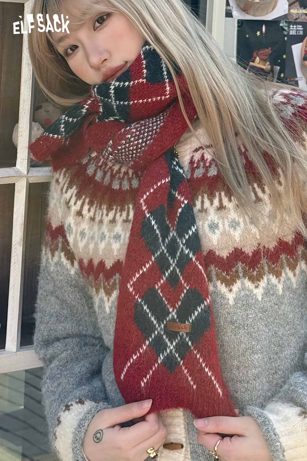 Cozy ELFSACK scarf with a minimalist diamond pattern scarf in red and green, perfect for winter layering