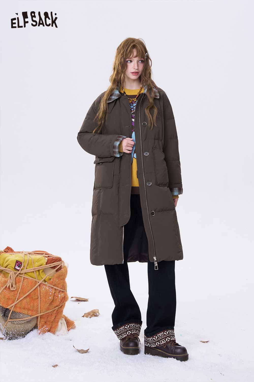 ELFSACK minimalist long down coat for women in brown with large pockets and a stylish design