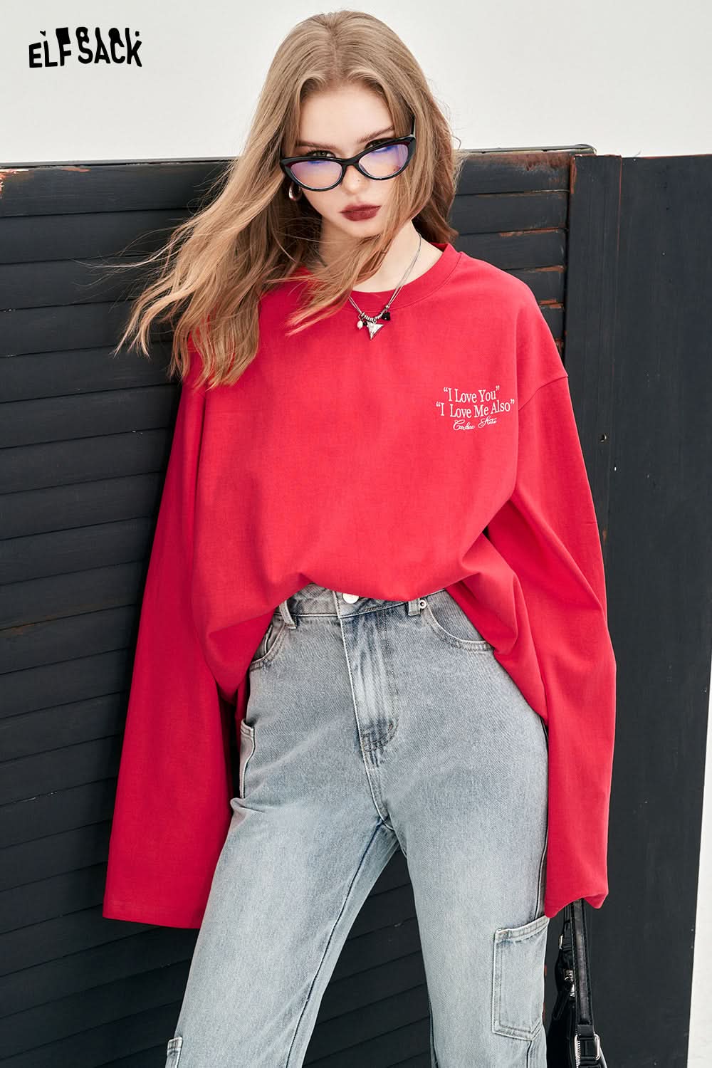 ELFSACK red oversized T-shirt with Y2K Alphabet Graphic print worn with light blue jeans
