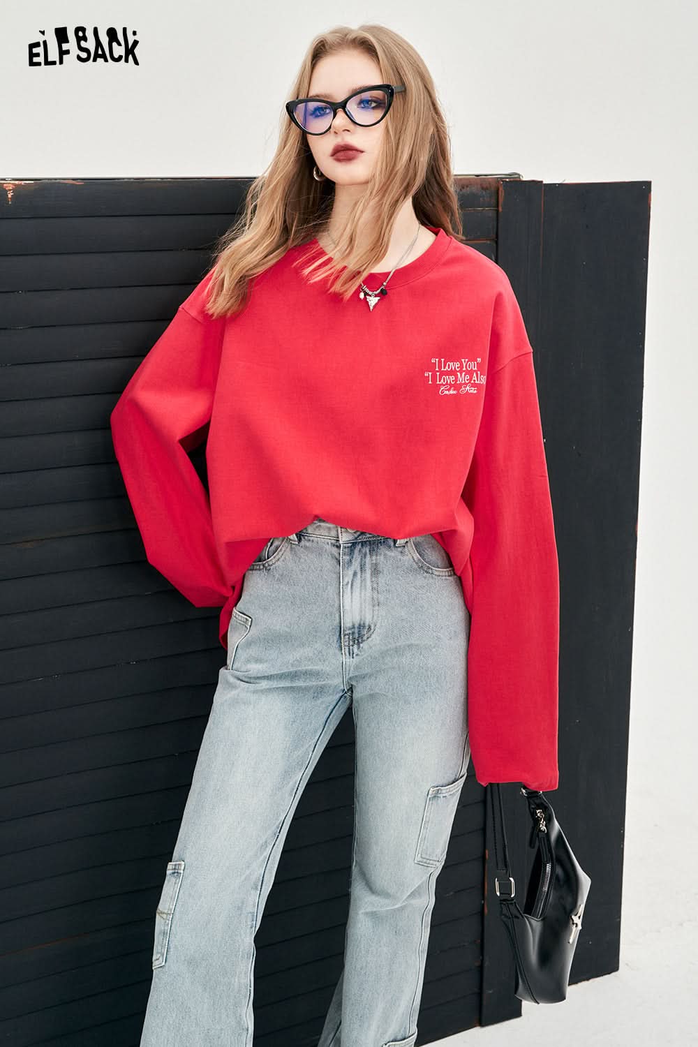 ELFSACK red Y2K Alphabet Graphic long sleeve t-shirt paired with light wash cargo jeans