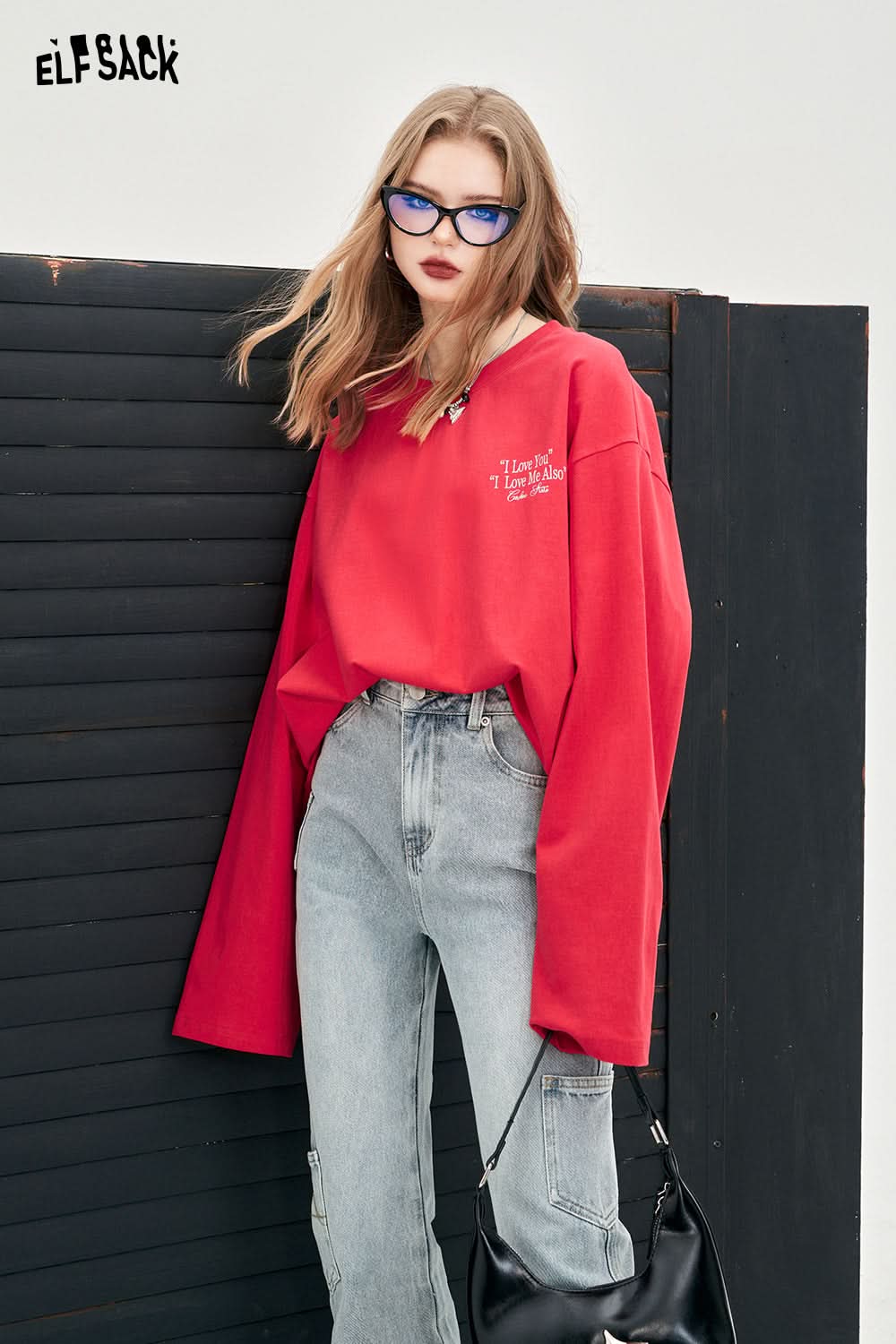ELFSACK red oversized T-shirt with Y2K Alphabet Graphic print styled with light gray jeans and sunglasses