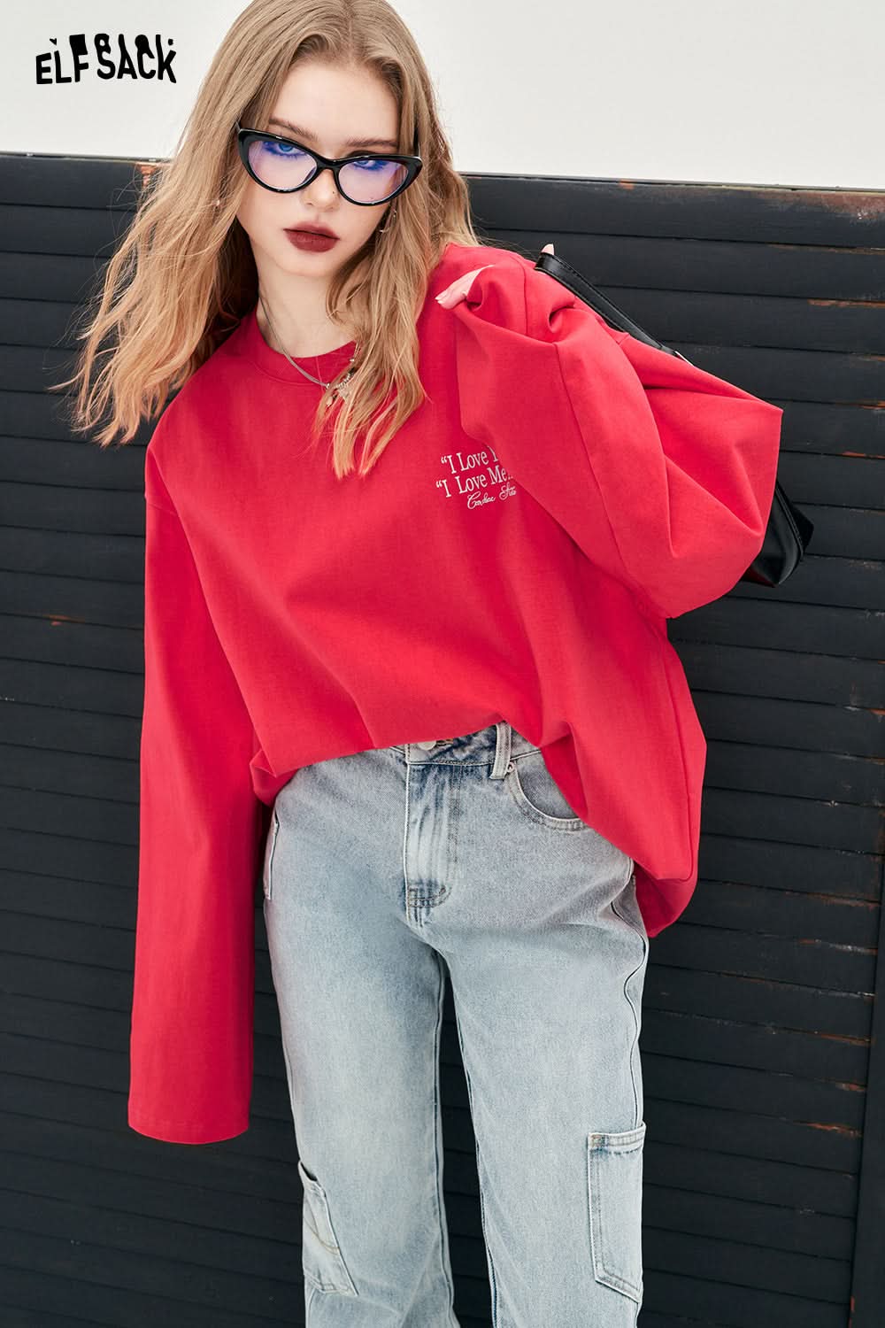 ELFSACK red oversized Y2K Alphabet Graphic t-shirt styled with light wash jeans and blue glasses