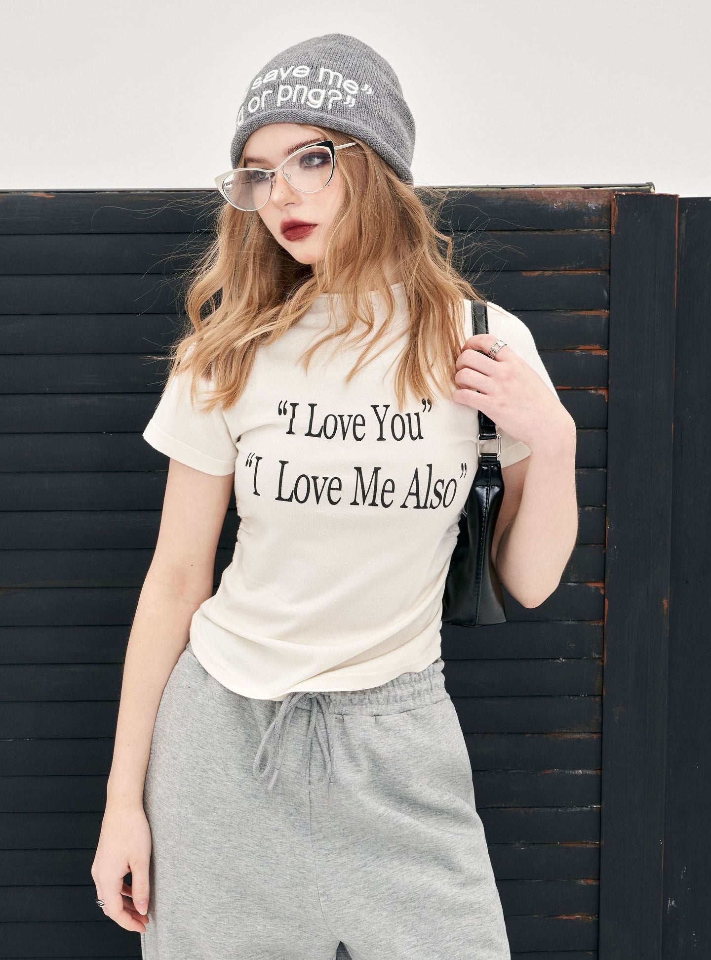 ELFSACK Y2K Alphabet Print Mock Neck T-shirt in white with black text worn by model with glasses and gray beanie