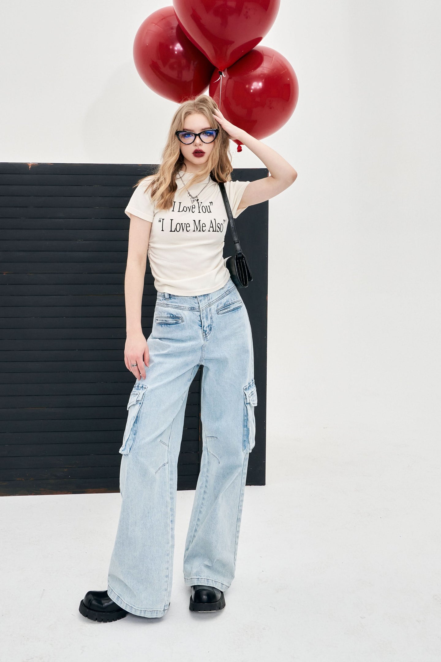 ELFSACK Y2K Alphabet Print Mock Neck T-shirt worn by model with light wash cargo jeans and black boots