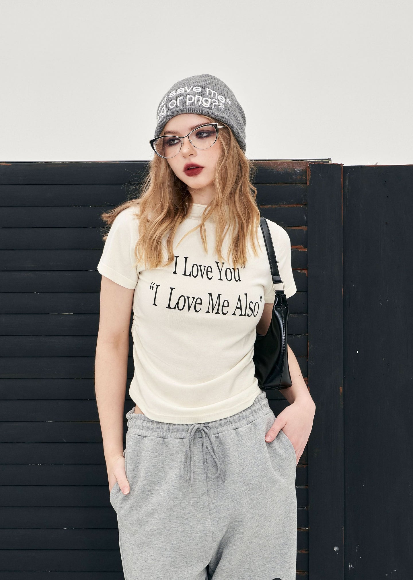ELFSACK Y2K Alphabet Print Mock Neck T-shirt in white with black text worn with gray sweatpants