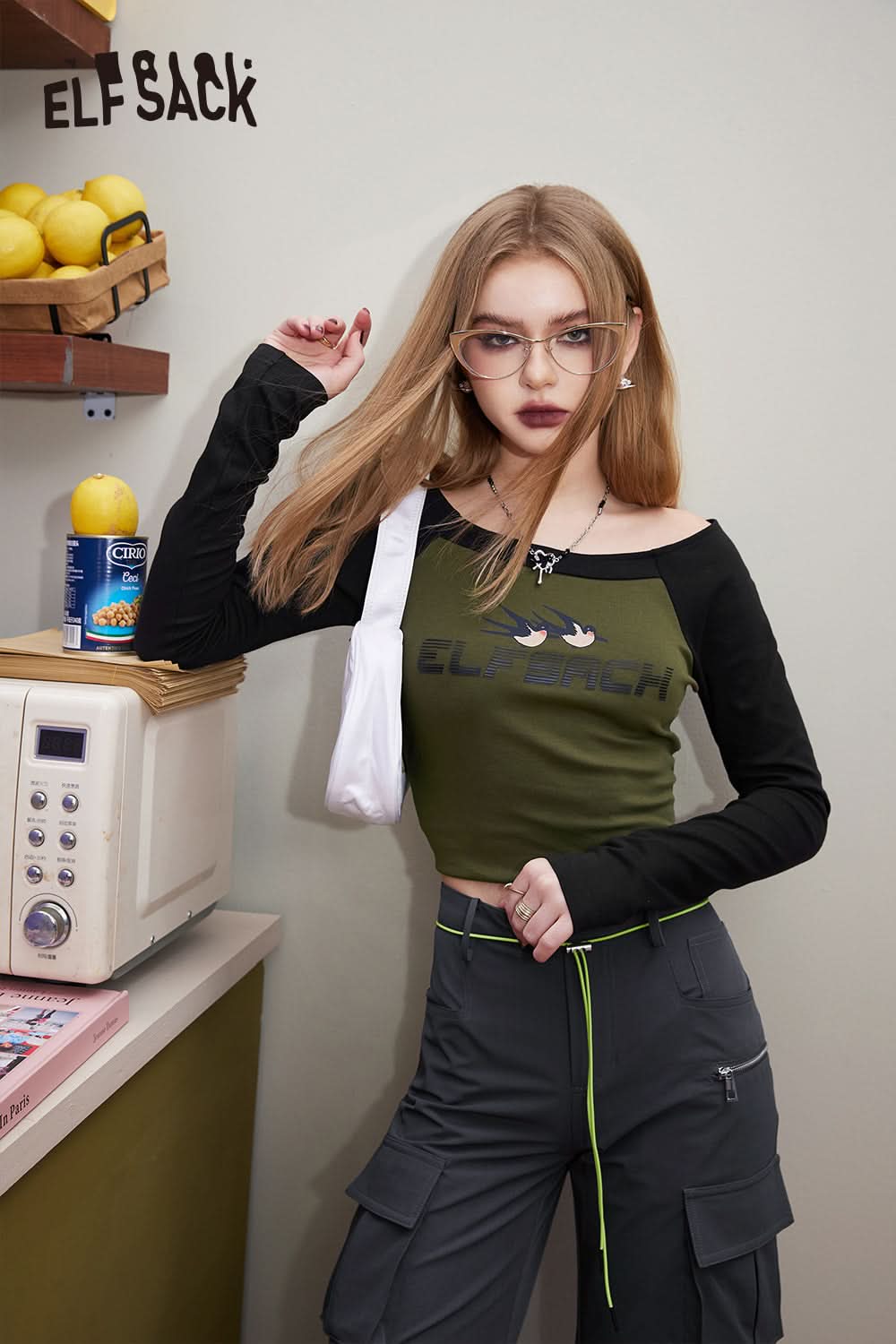 ELFSACK Y2K Letter Print Raglan Sleev T-shirt in olive green with black sleeves and casual fit