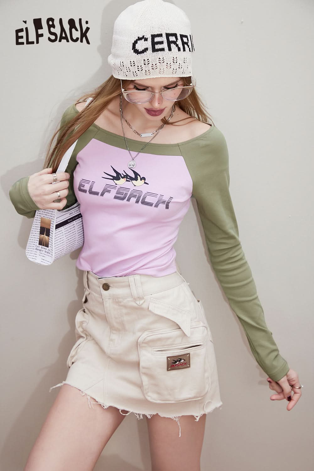 ELFSACK Y2K Letter Print Raglan Sleev T-shirt with green sleeves and pink body worn by model