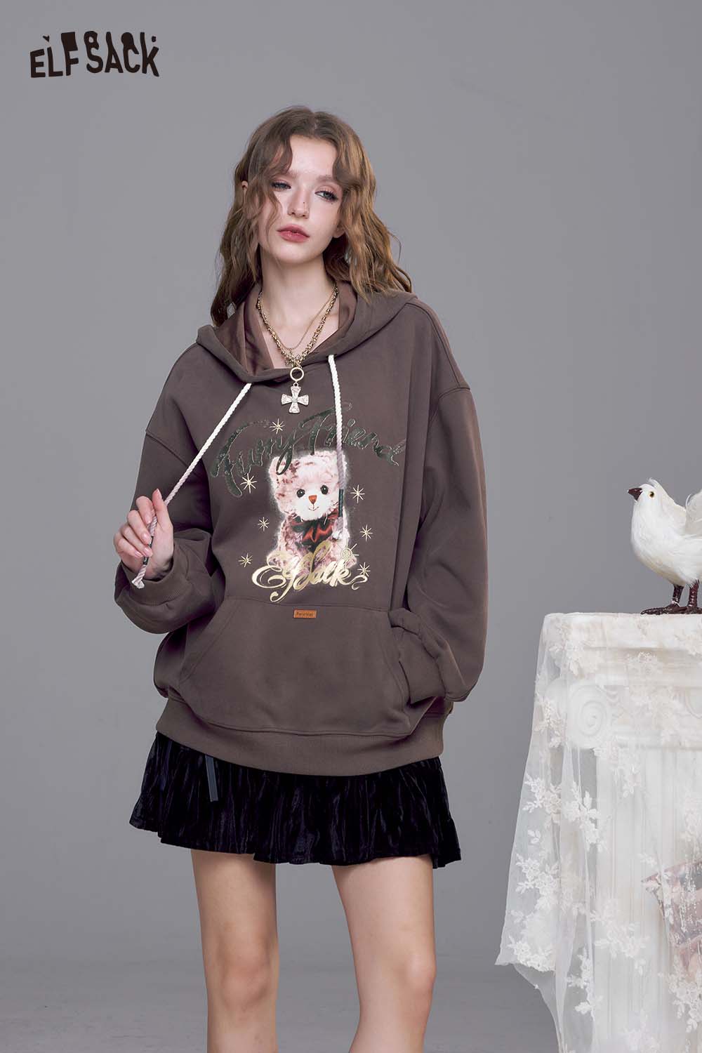 ELFSACK vintage cartoon graphic hoodie in brown with whimsical cat design and relaxed fit