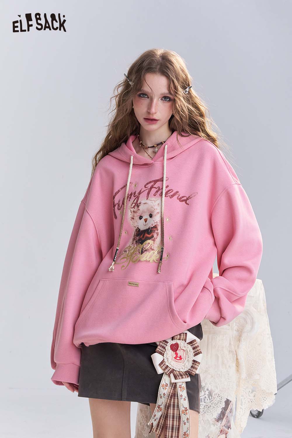 ELFSACK vintage cartoon graphic hoodie in pink featuring a playful bear design and relaxed fit