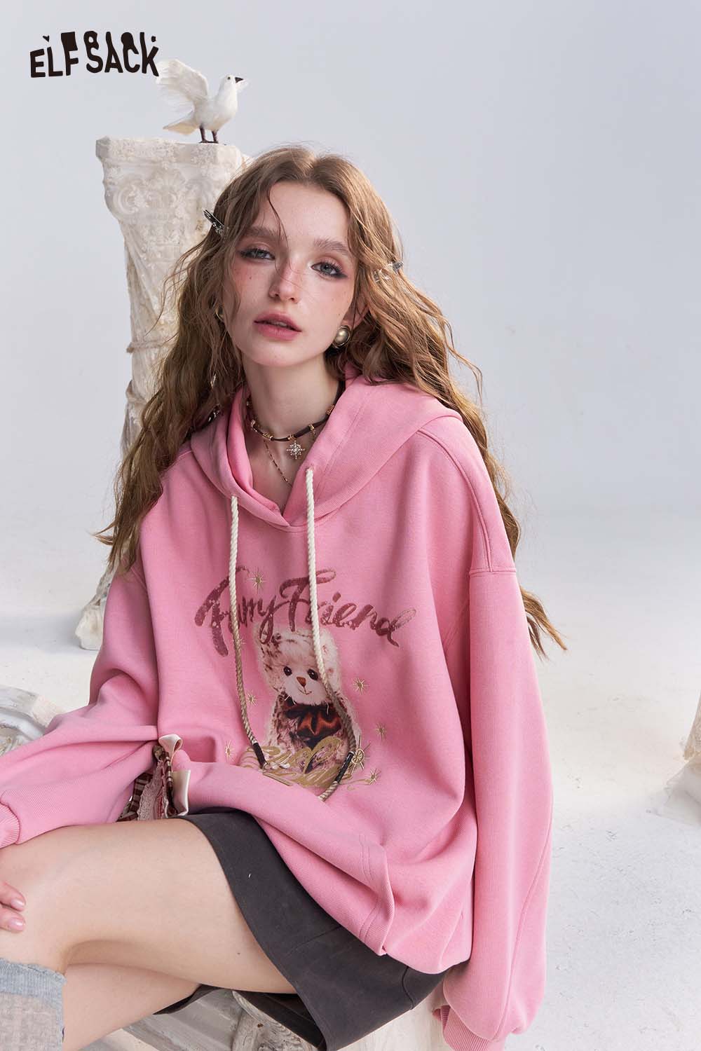ELFSACK Vintage Cartoon Graphic Hoodie in Pink with Playful Print for a Casual Look