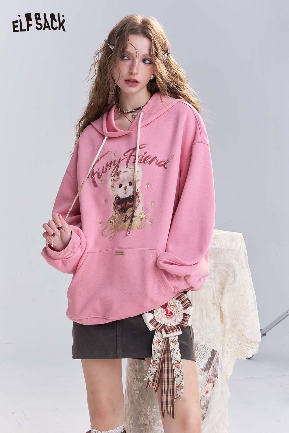 ELFSACK vintage cartoon graphic hoodie in pink with a playful design for casual wear