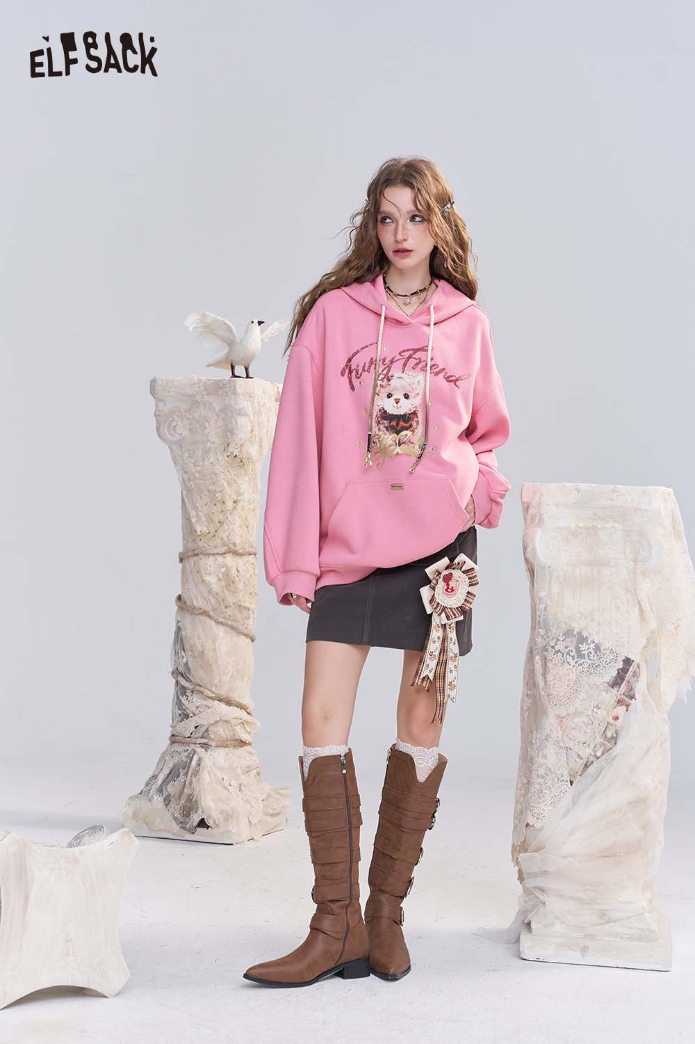ELFSACK vintage cartoon graphic hoodie in pink with playful design, styled for a casual look
