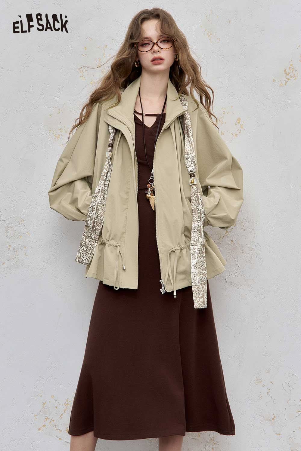 ELFSACK minimalist short jacket for women in light beige with stylish details and relaxed fit