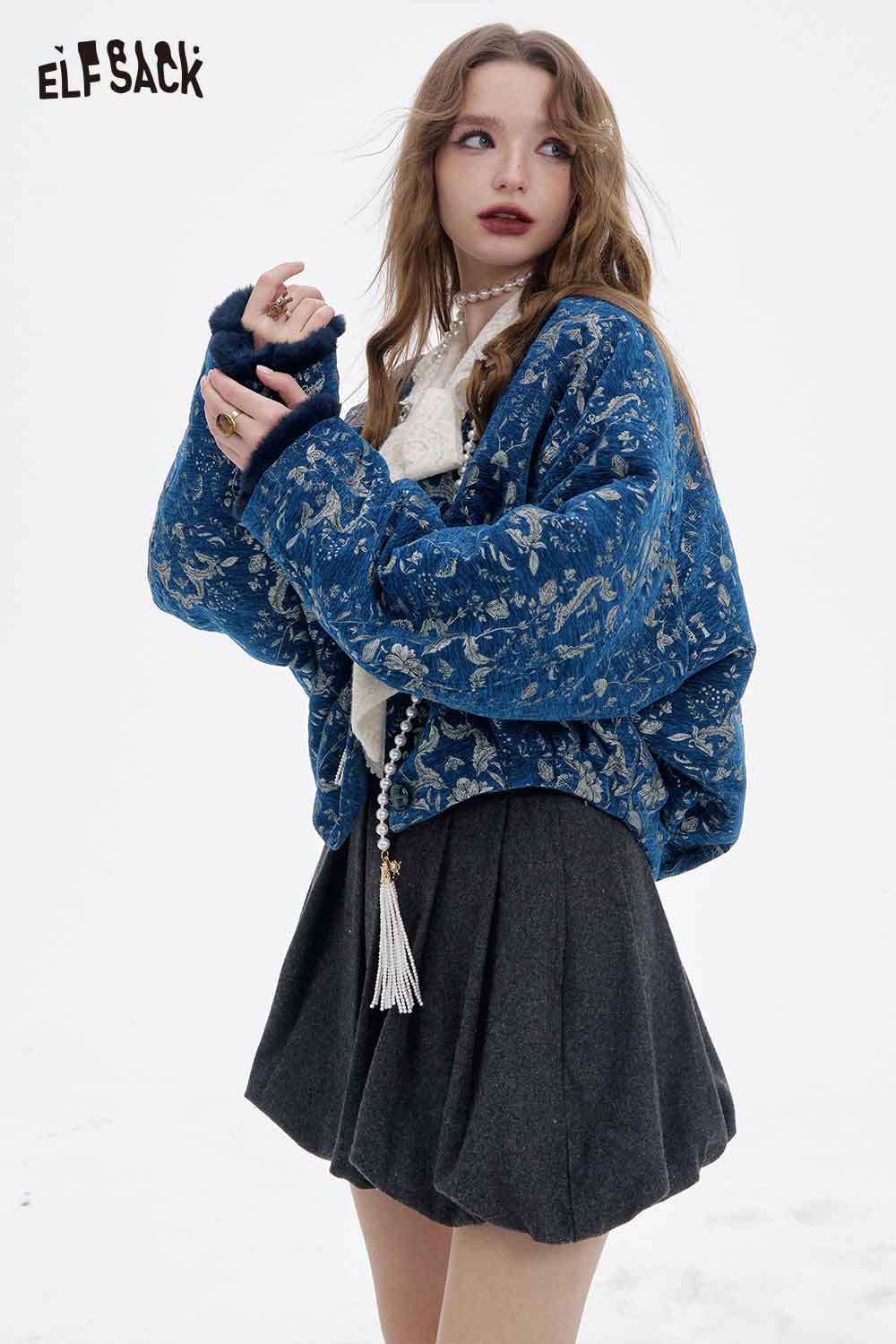 ELFSACK retro graphic short coat for women in blue with floral patterns and oversized fit