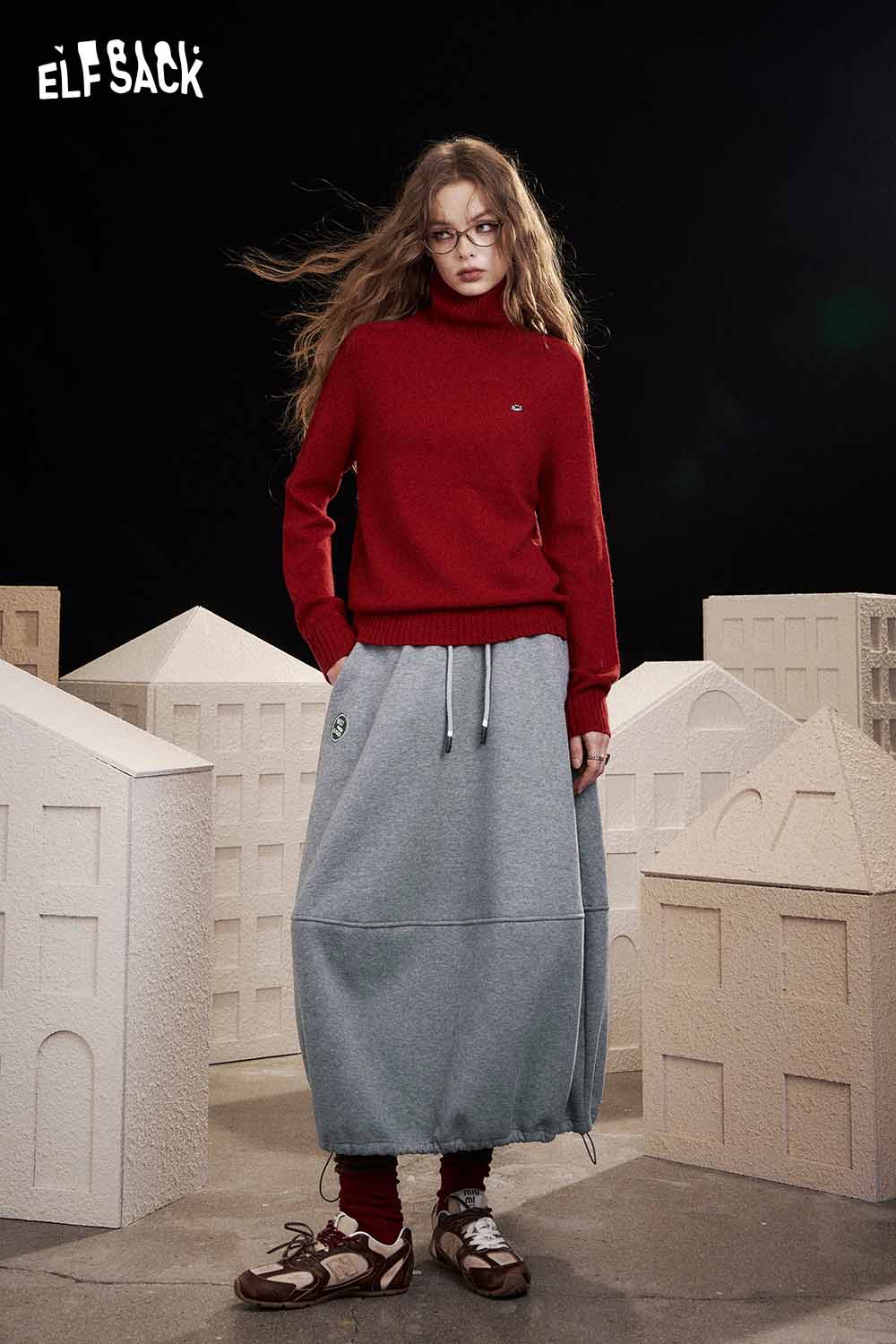 ELFSACK women's elastic drawstring skirt in gray paired with a red sweater for a stylish casual look