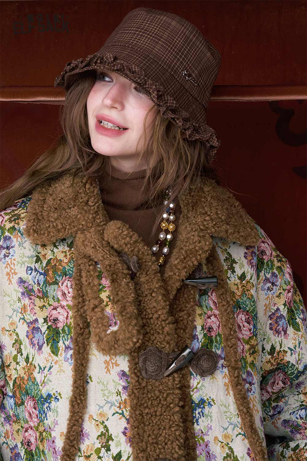 ELFSACK women's floral graphic coat featuring a cozy design with a stylish brown hat and layered accessories