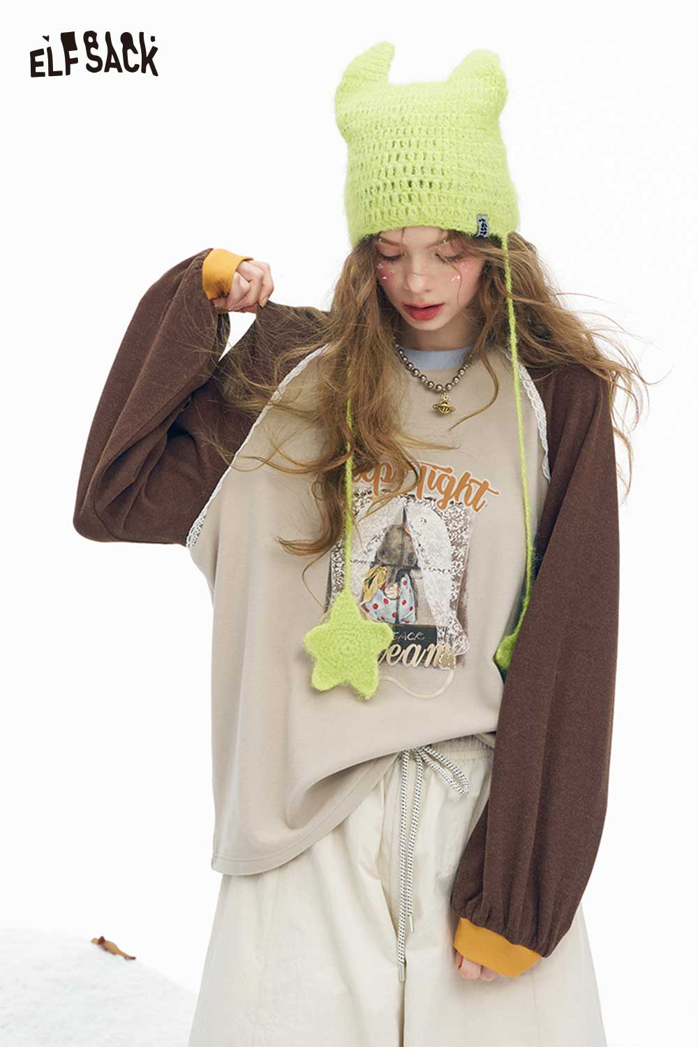 ELFSACK women's graphic letter tshirt in beige with fun graphic design and layered sleeves