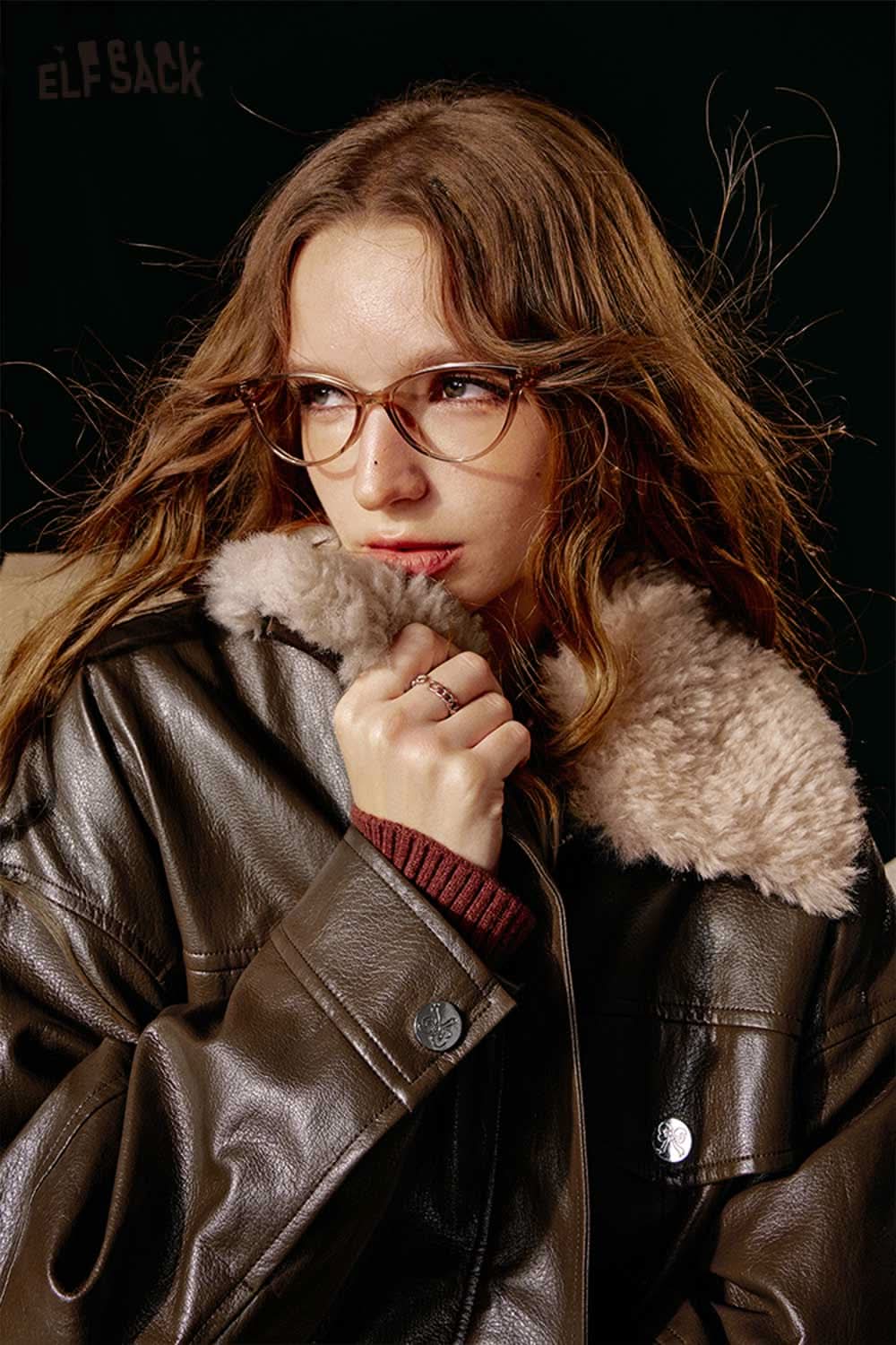 ELFSACK women's graphic plush leather jacket with soft fur collar, stylish and cozy for colder seasons