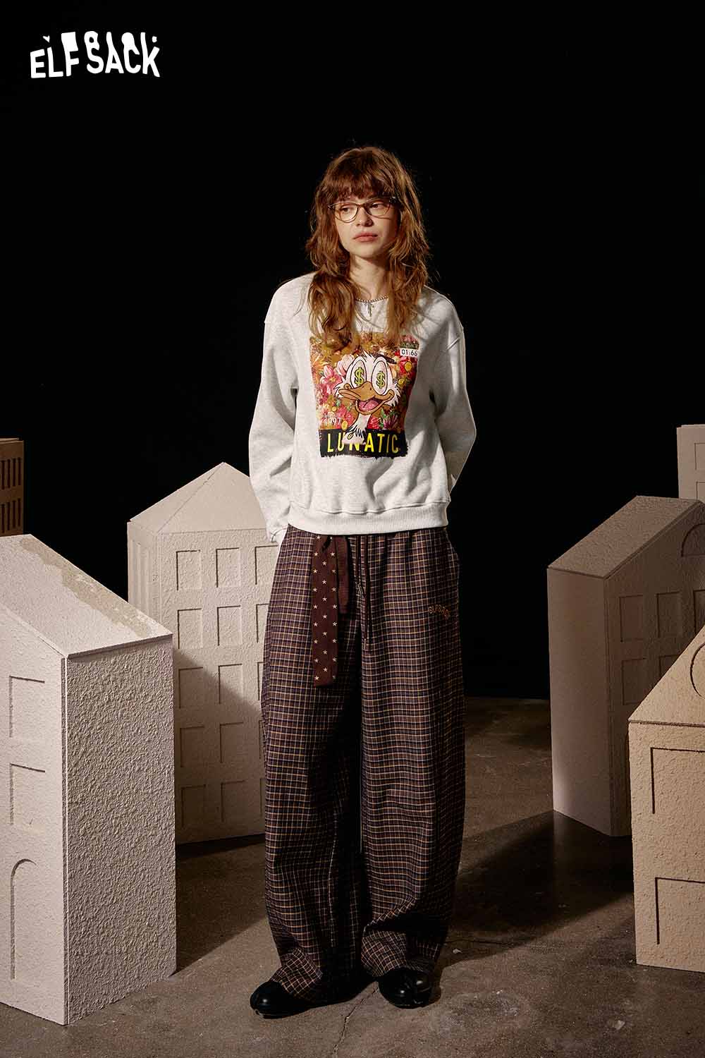 ELFSACK women's graphic sweatshirt with colorful print and relaxed fit paired with plaid trousers