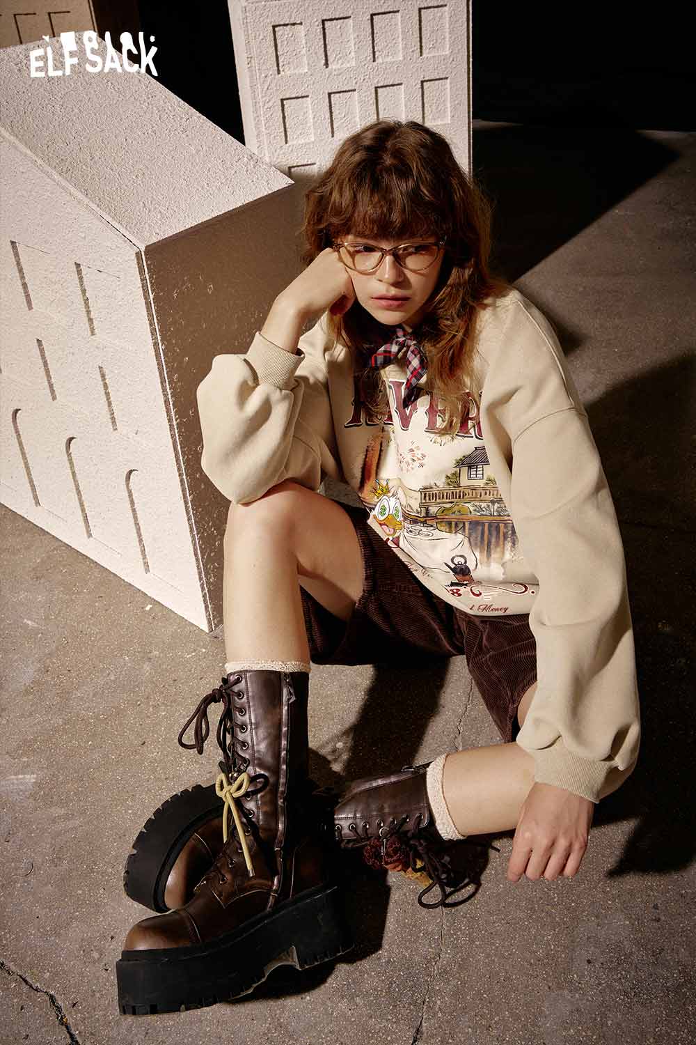 ELFSACK women's graphic sweatshirt in cream with unique design, paired with stylish brown boots