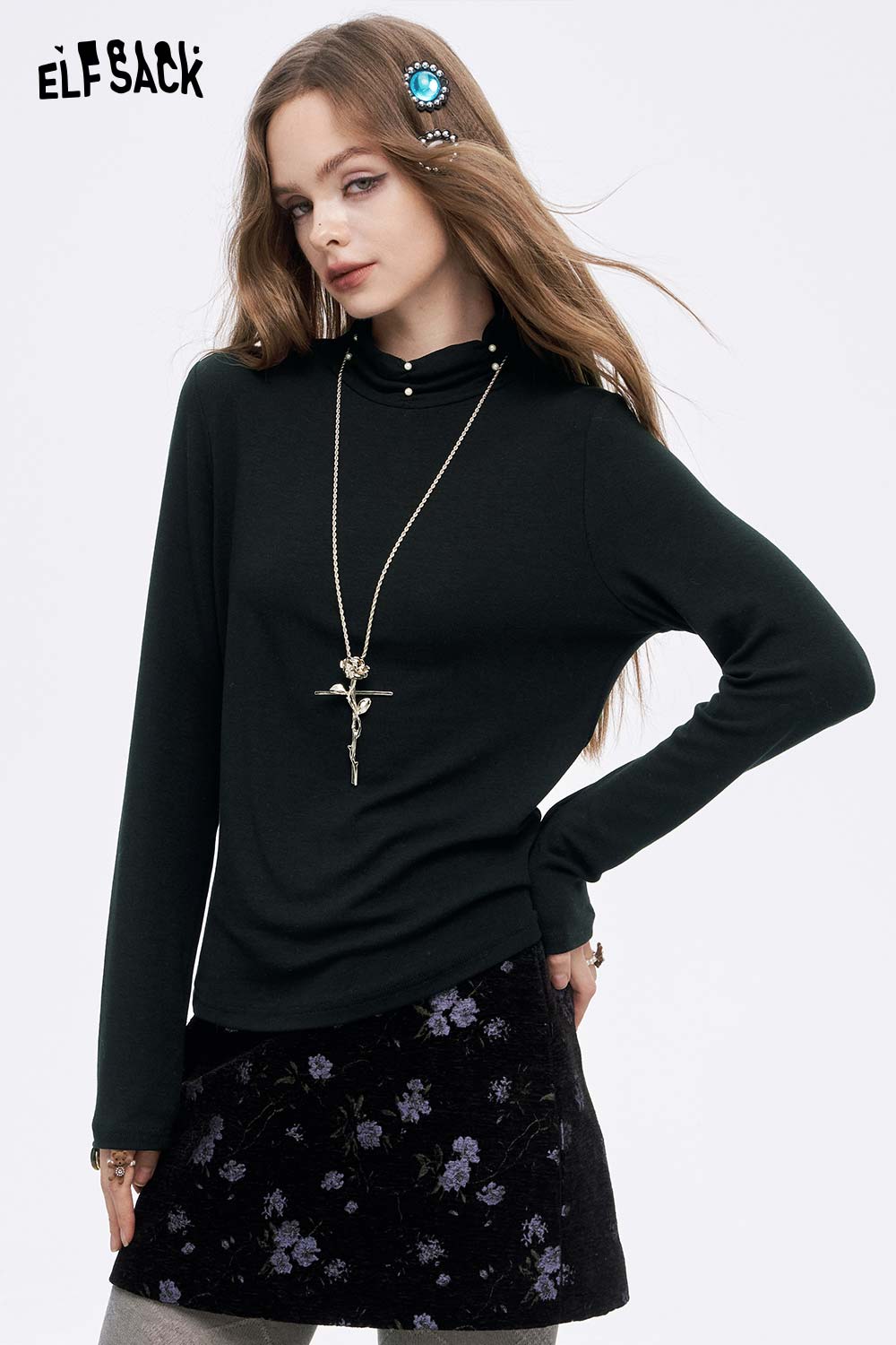 Women's high neck pearl t-shirt from ELFSACK in black with long sleeves and stylish design